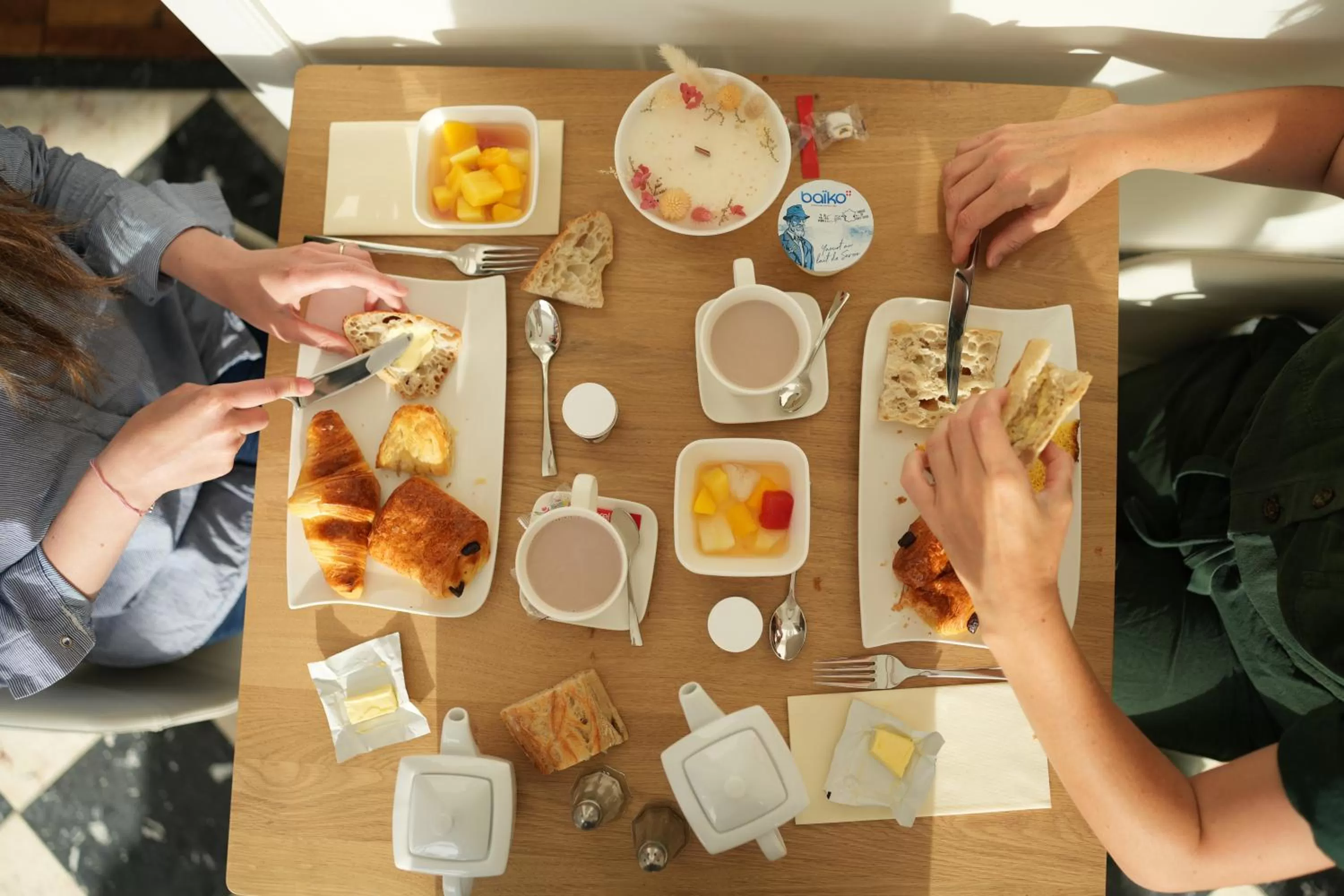 Breakfast in Hôtel Échappée en Baie - Parking privé gratuit dont forfaits bornes électriques réservable