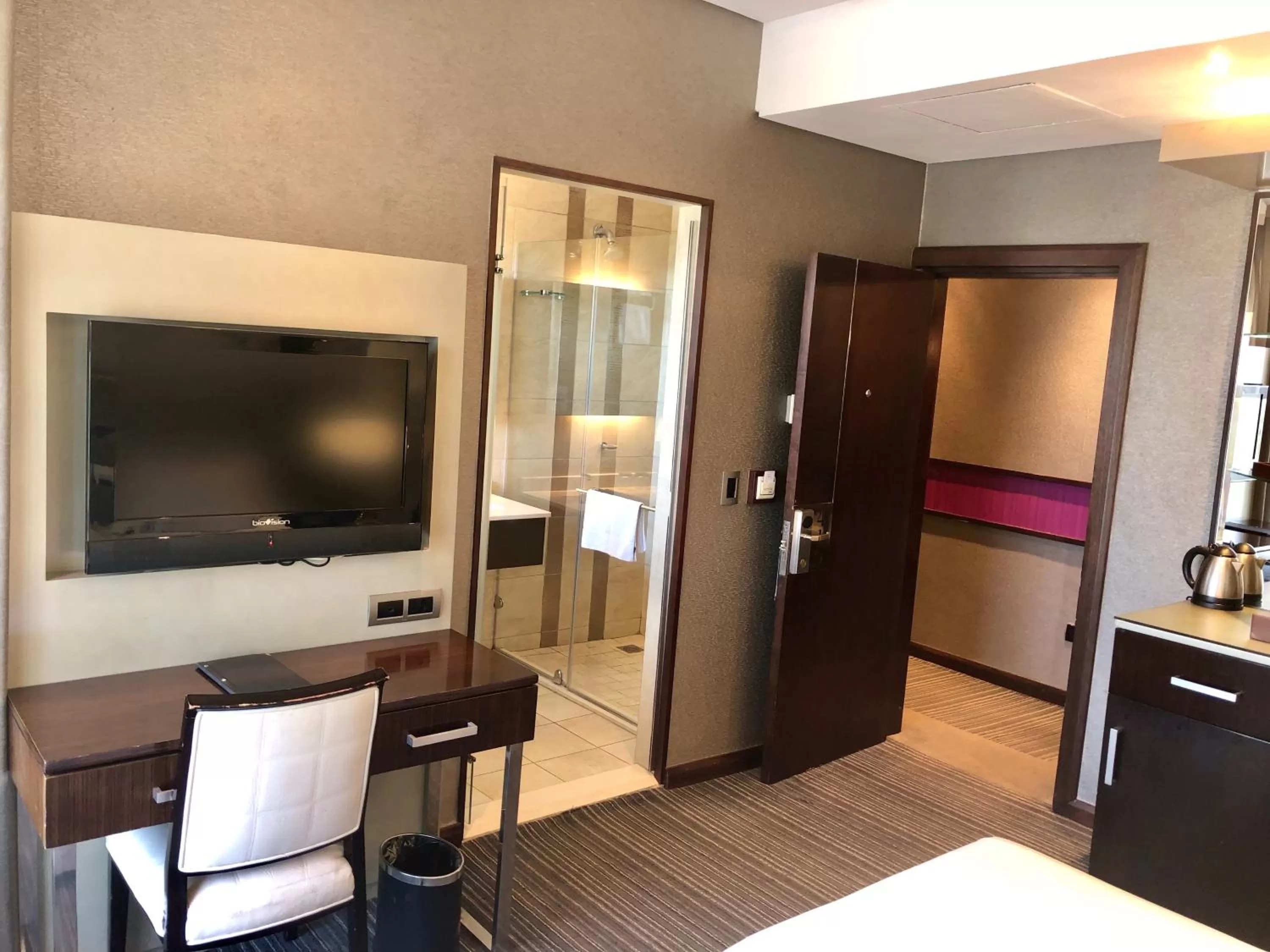 Shower, Bed in Coastlands Musgrave Hotel