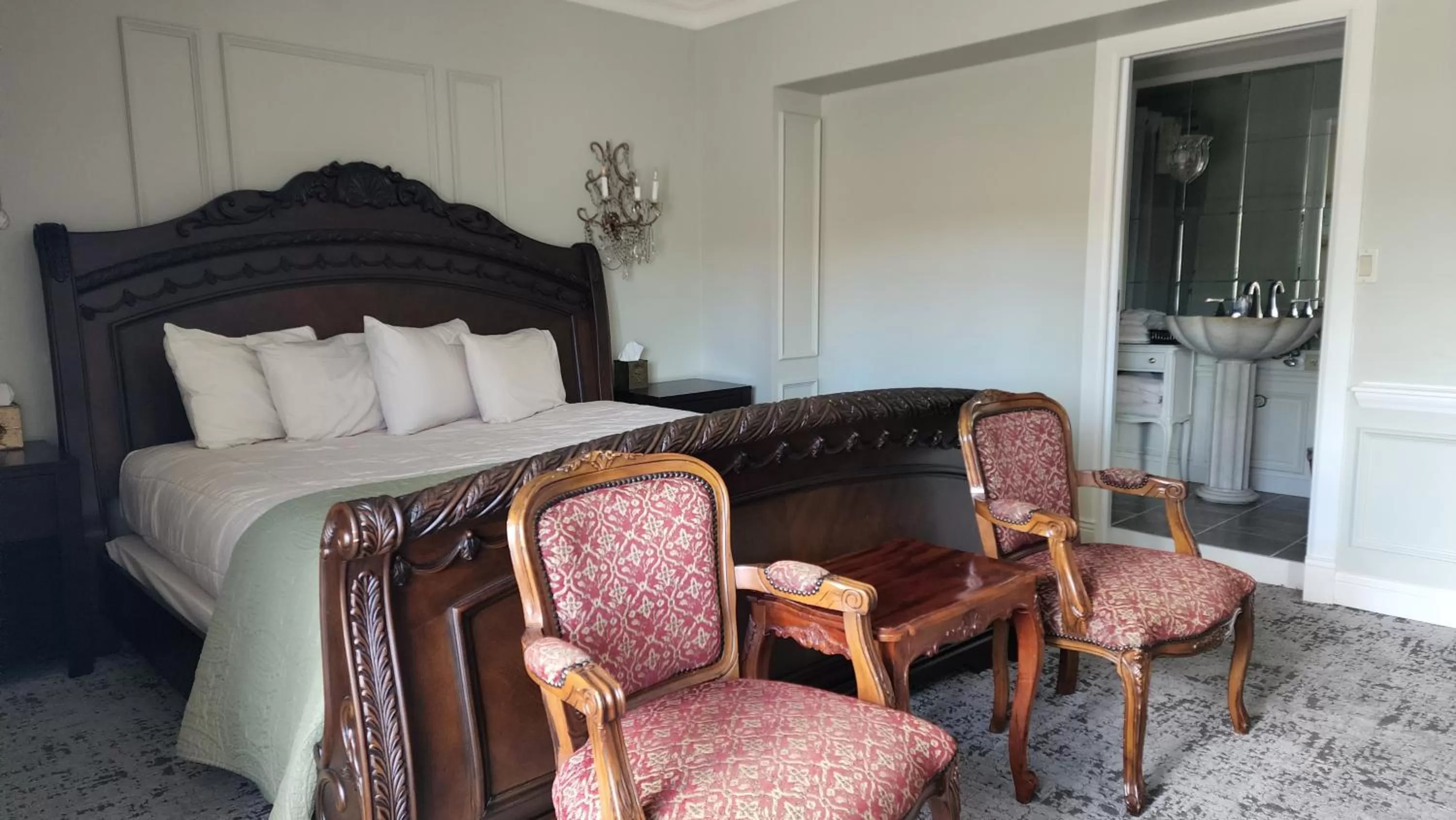 Seating area, Bed in Lowell Inn