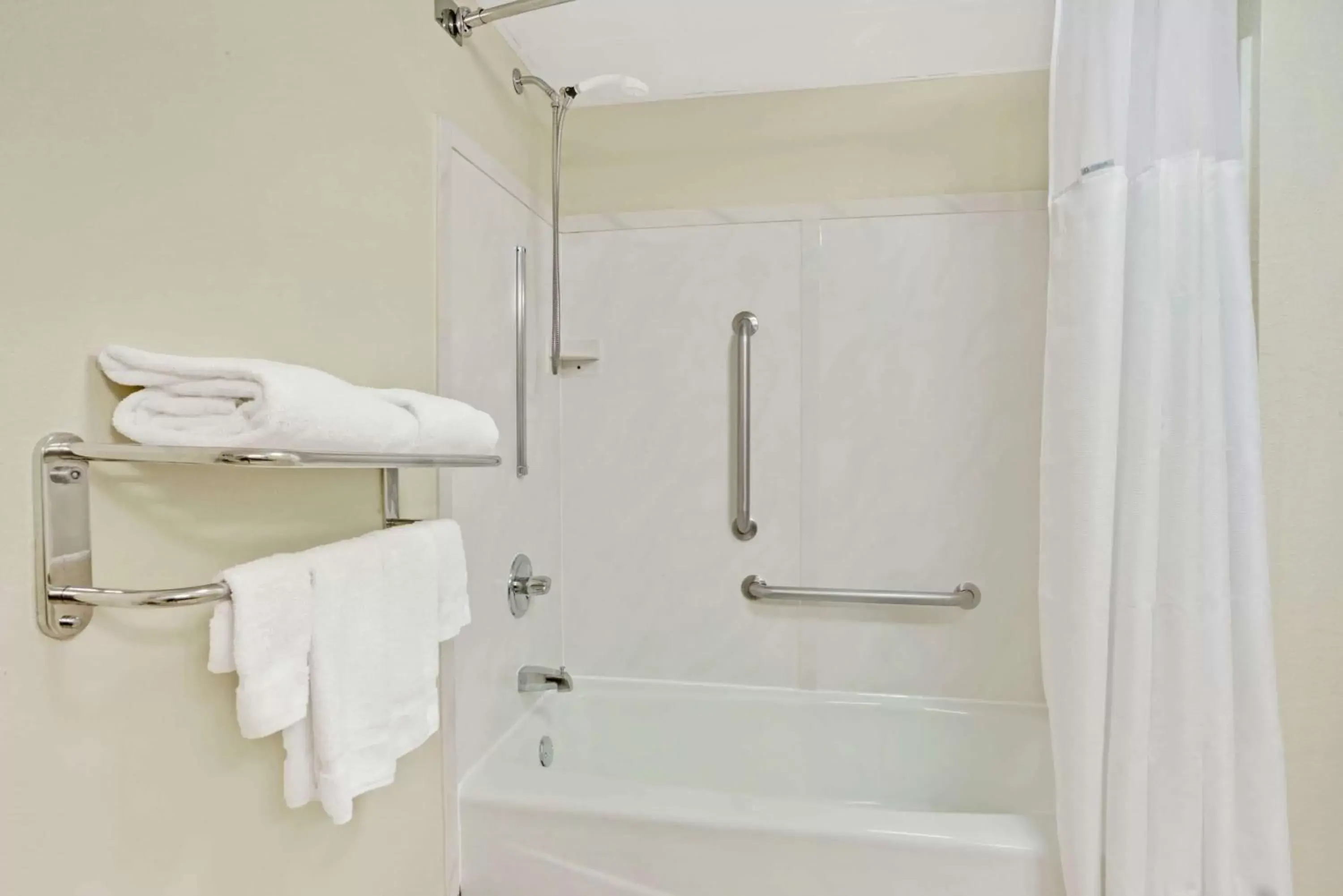 Double Room with Mobility Access and Bathtub with Grab Bars - Non-Smoking in Wyndham Garden Charlotte Airport Southeast Double Room with Mobility Access and Bathtub with Grab Bars - Non-Smoking in Wyndham Garden Charlotte Airport Southeast