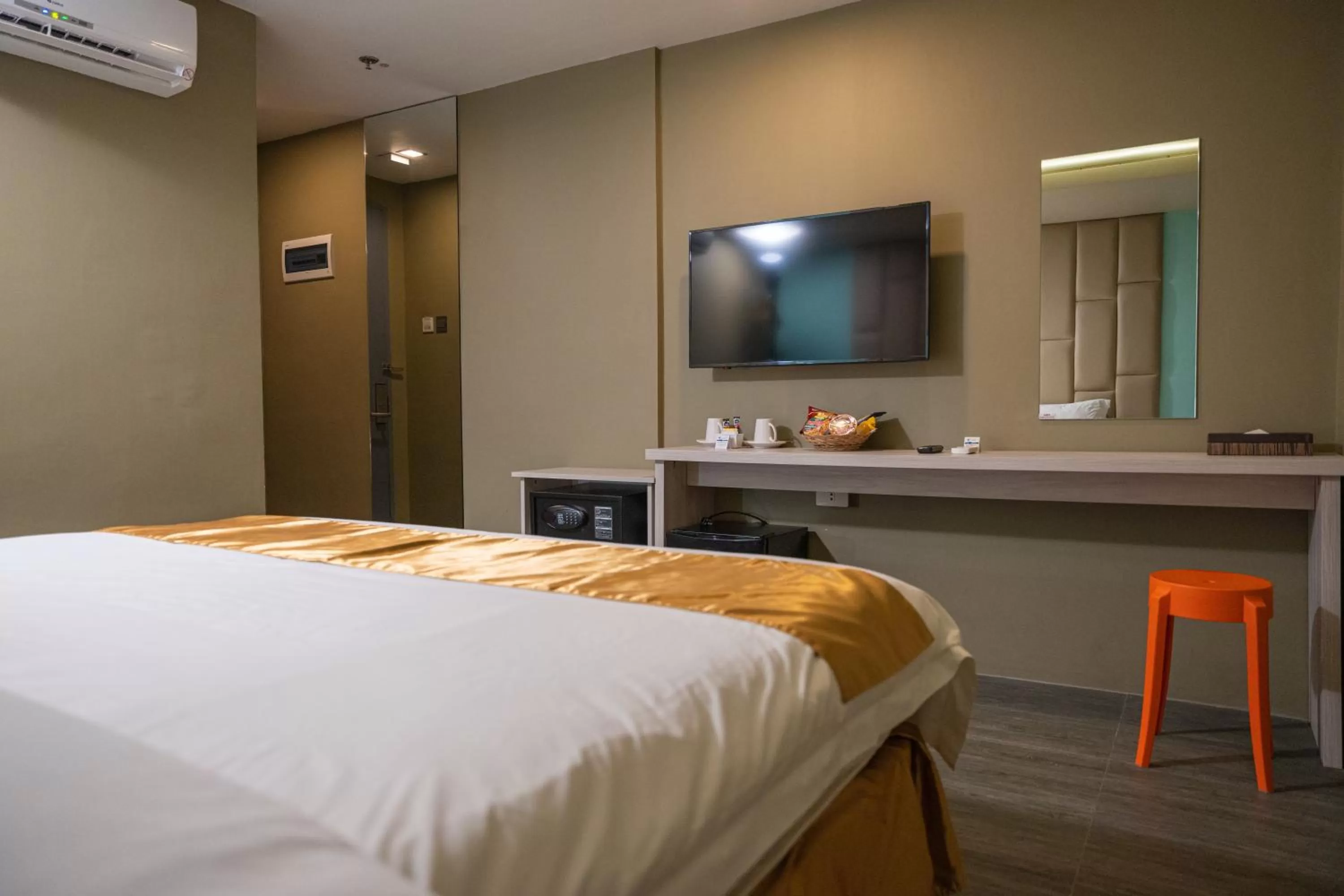 Toilet, Bed in Felicity Island Hotel