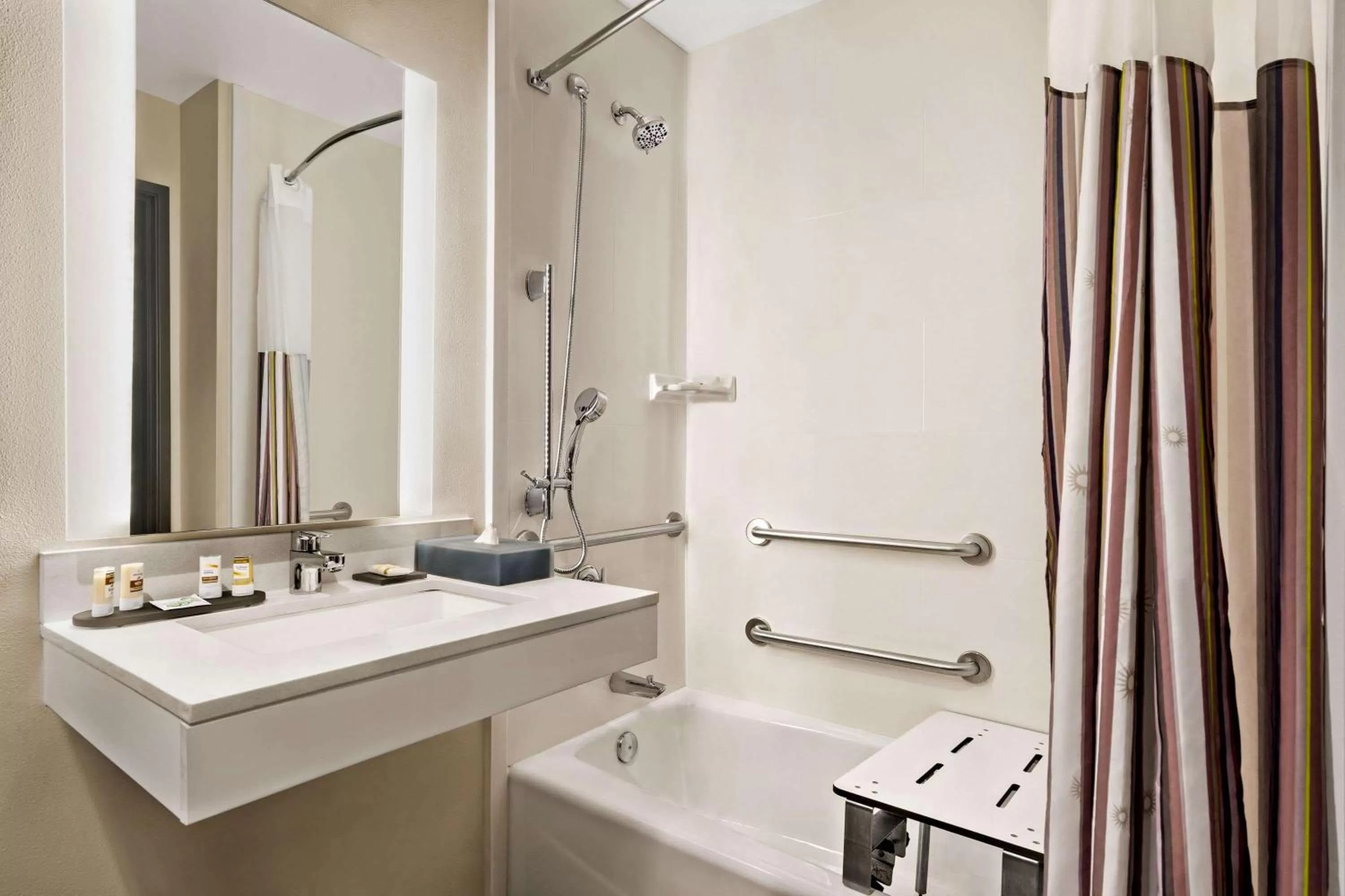 Bathroom in La Quinta Inn & Suites by Wyndham San Bernardino