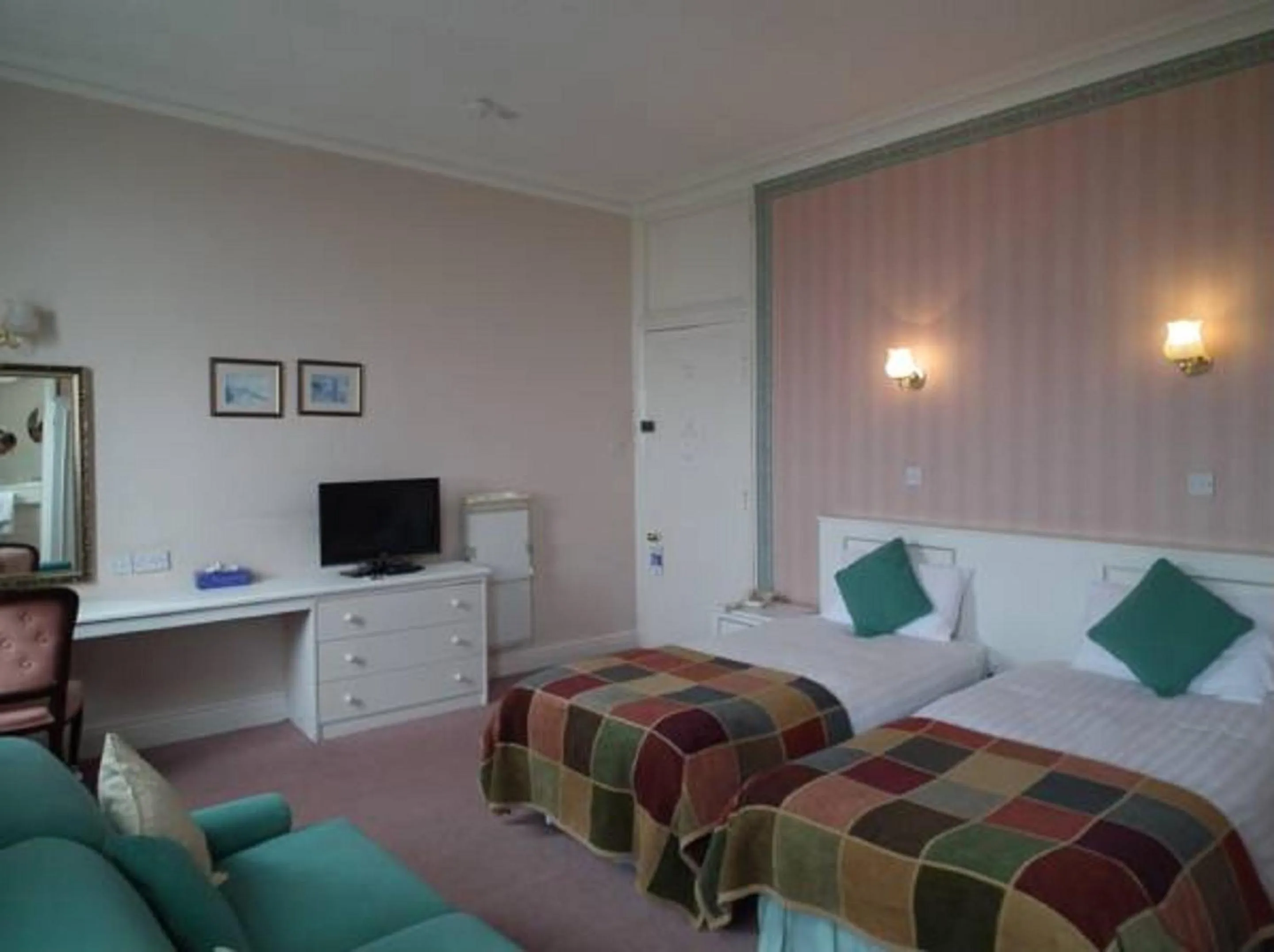 Bedroom, Bed in The North Euston Hotel