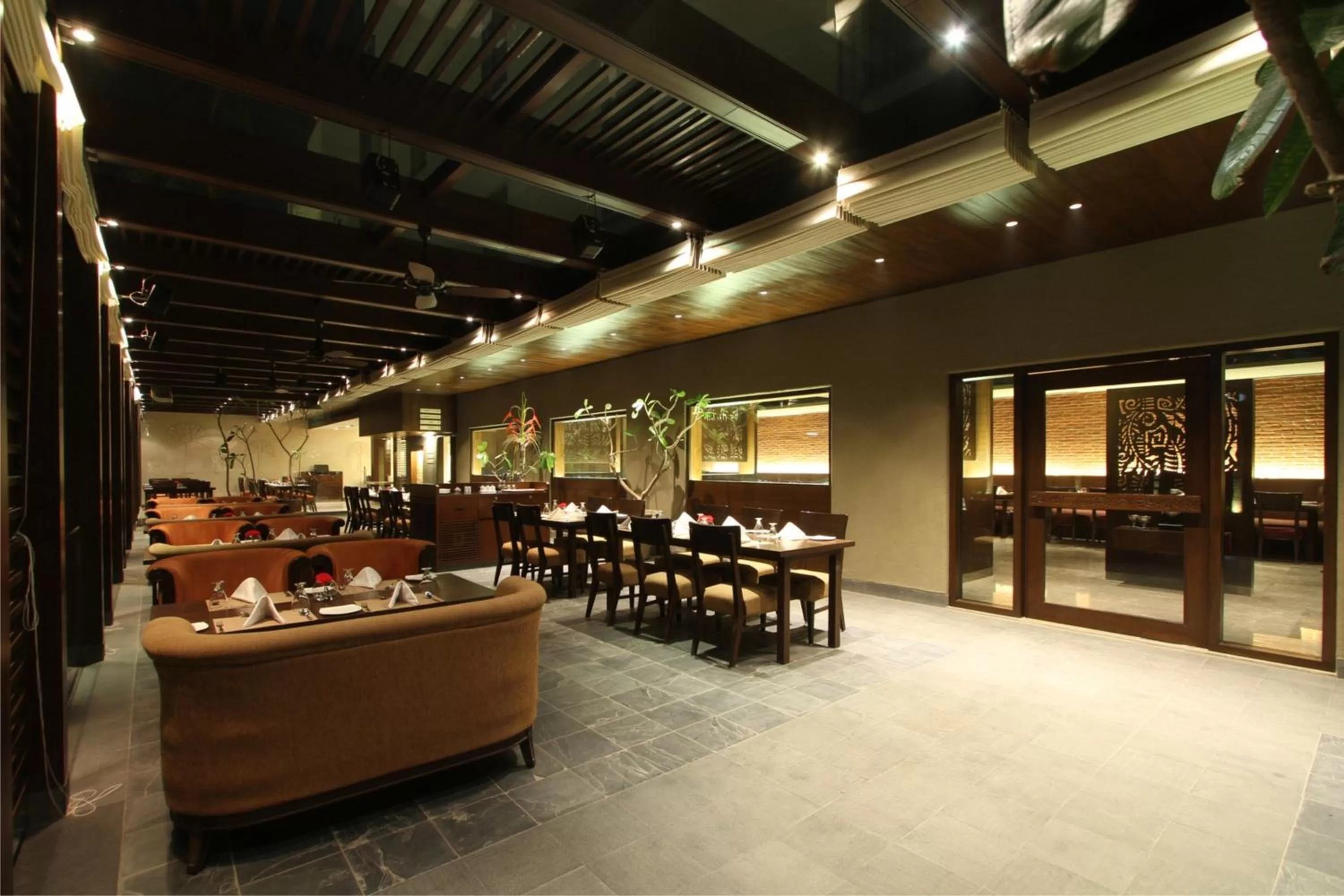 Restaurant/places to eat in Hotel Express Residency Vadodara