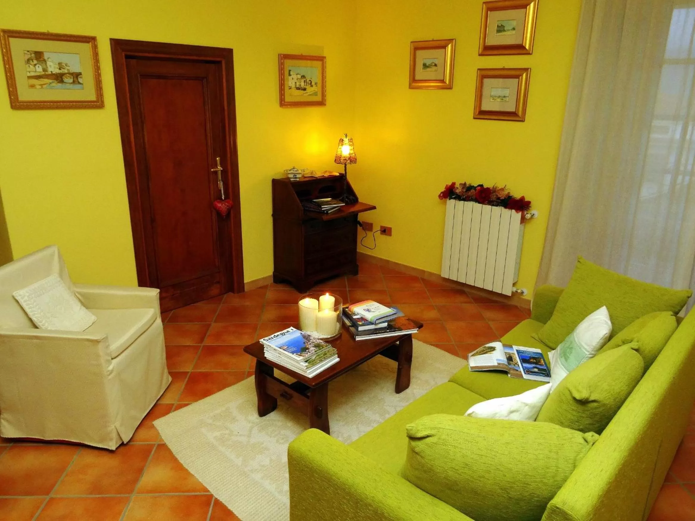 Seating area in BB DoliaHouse