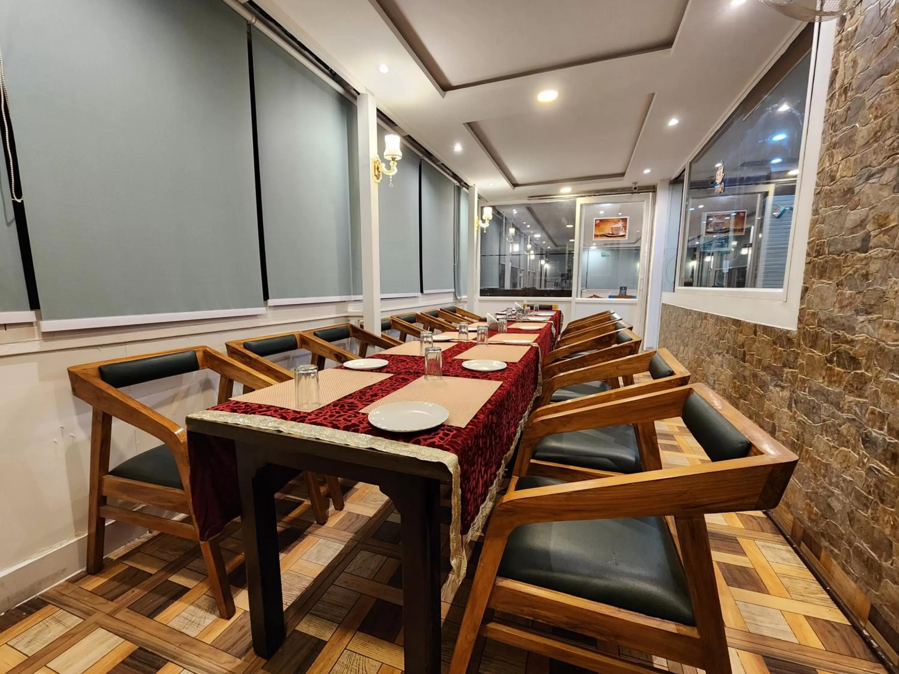 Restaurant/places to eat in Hotel Rajpur Heights
