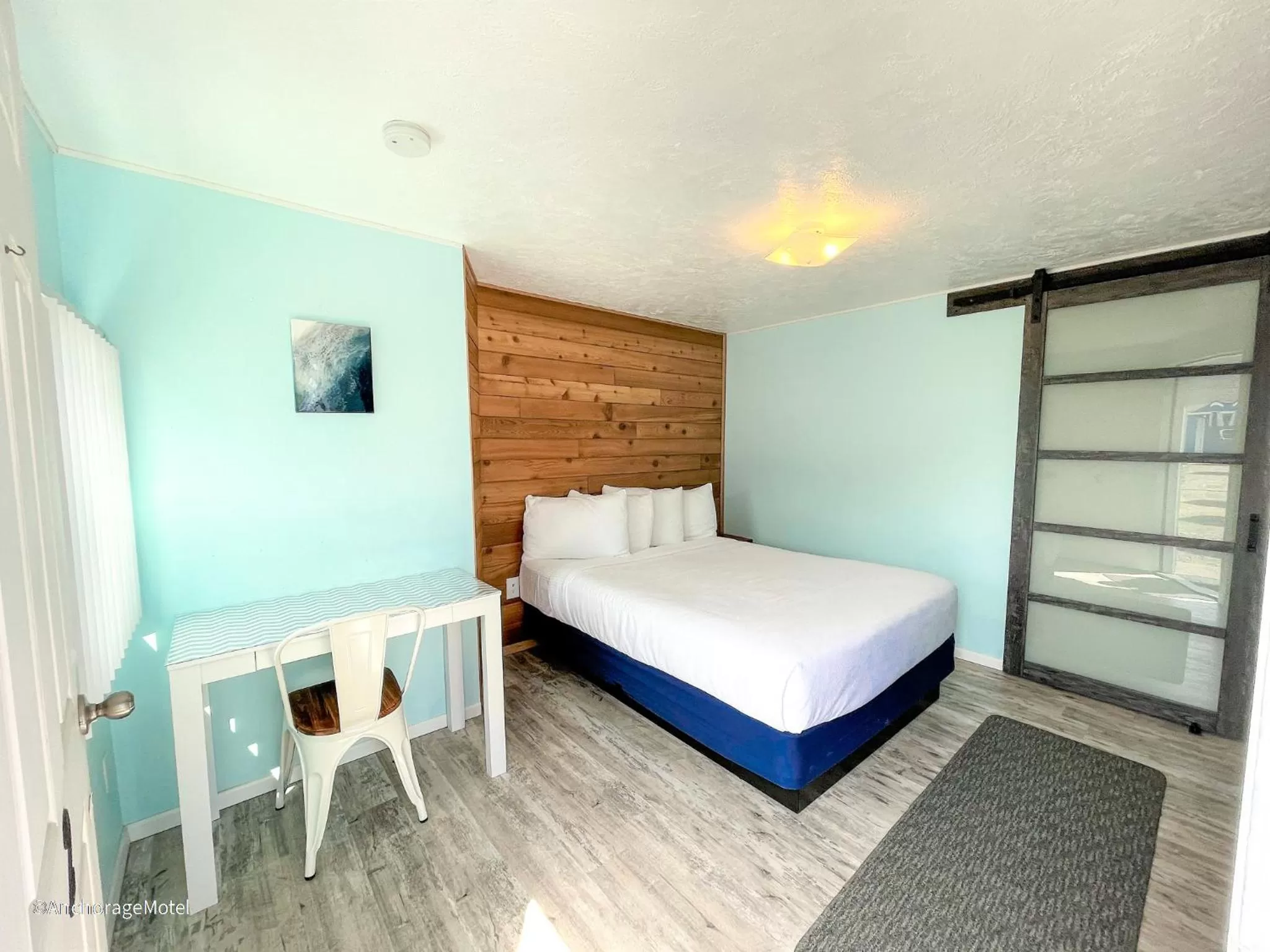 Photo of the whole room, Bed in The Anchorage Motel