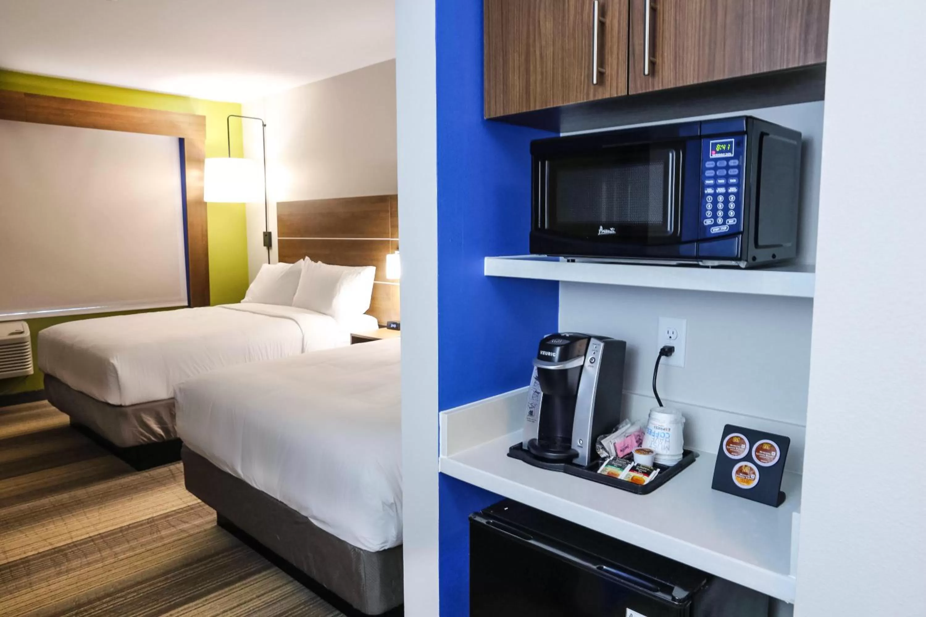 Photo of the whole room, Bed in Holiday Inn Express & Suites - Houston IAH - Beltway 8 by IHG
