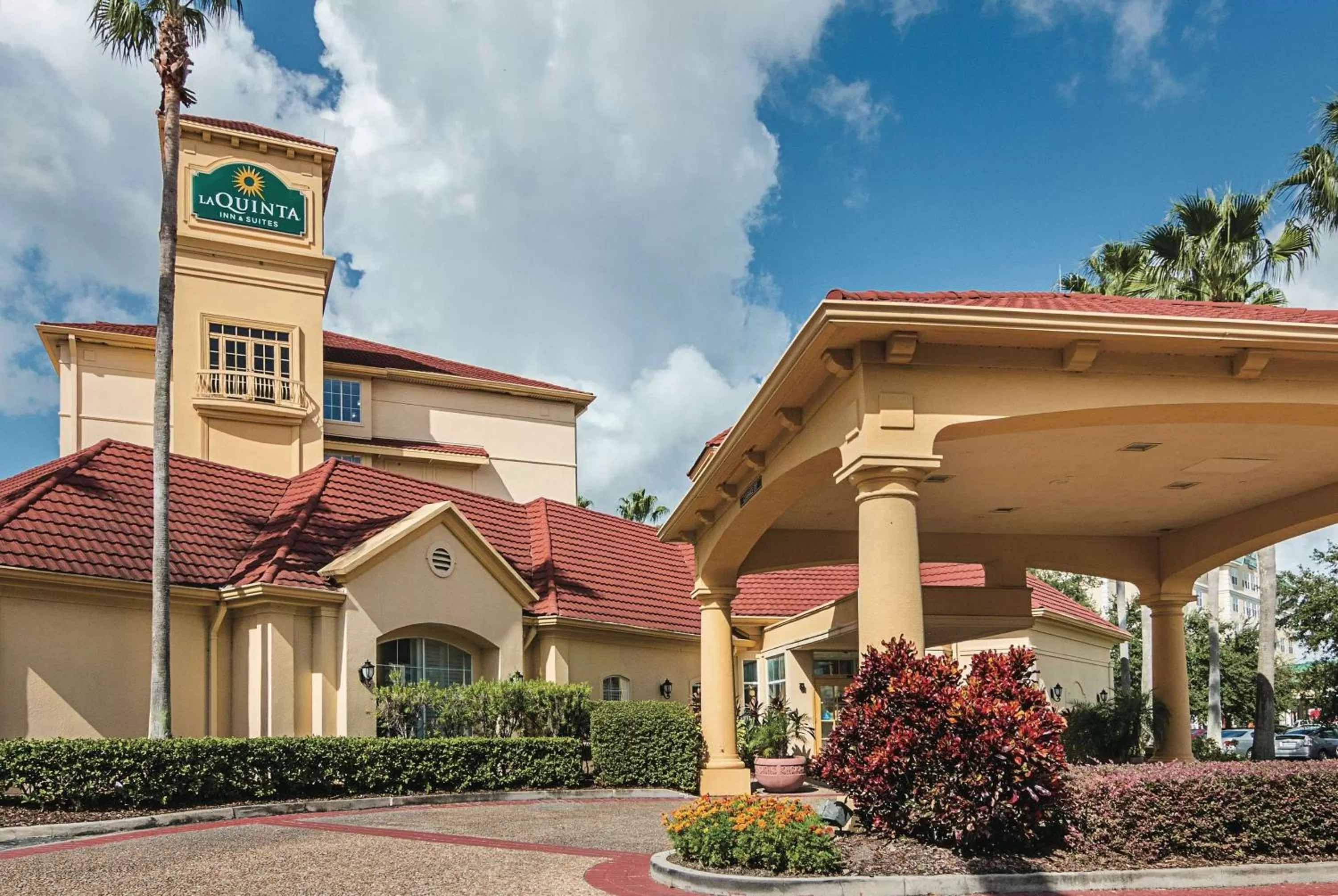 Property building in La Quinta by Wyndham Orlando Airport North - Free Airport Shuttle!