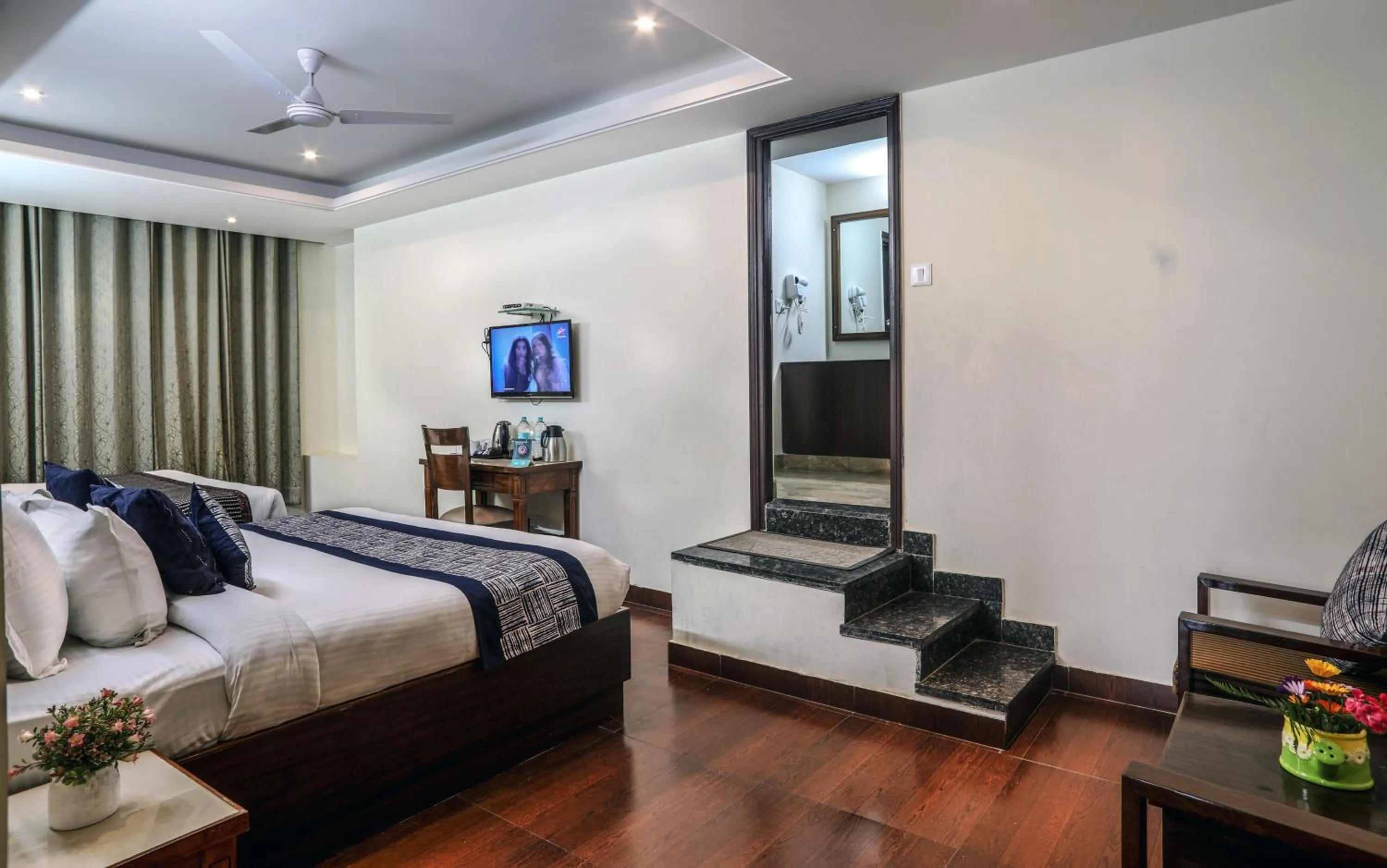 Communal lounge/ TV room, Bed in Hotel SunGrace