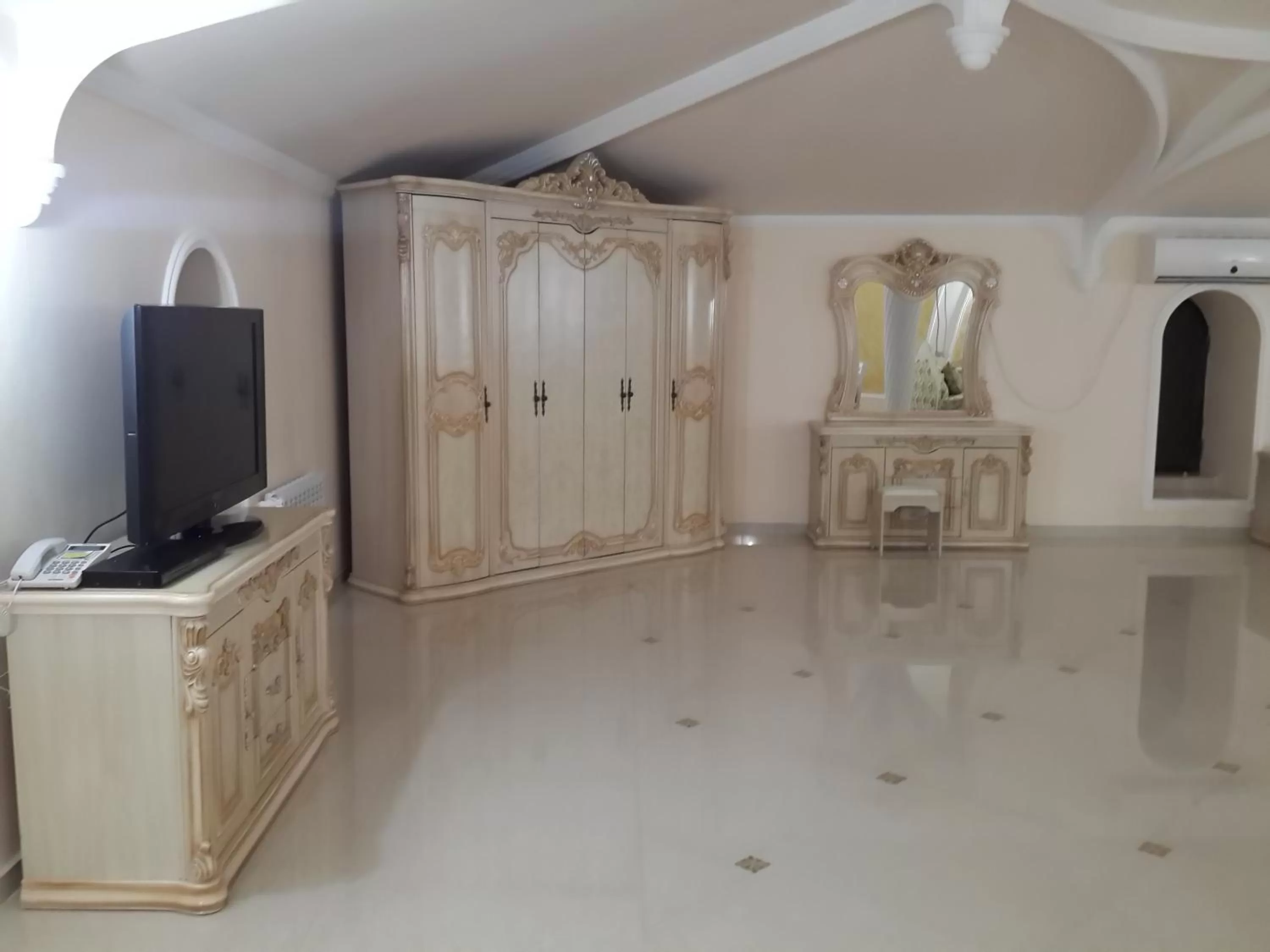 TV and multimedia, TV/Entertainment Center in Venezia Palazzo Hotel