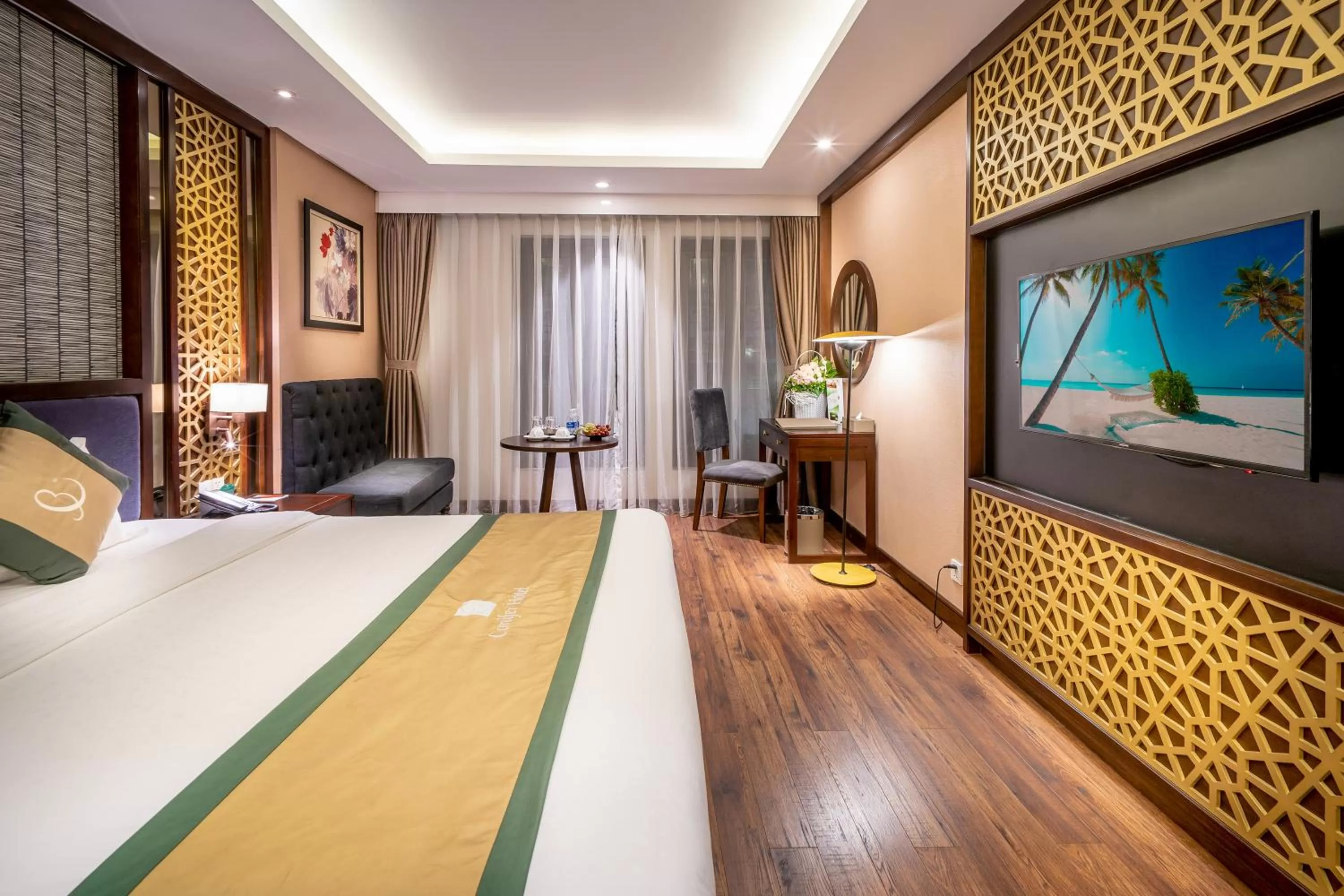 Photo of the whole room, Bed in Conifer Grand Hotel