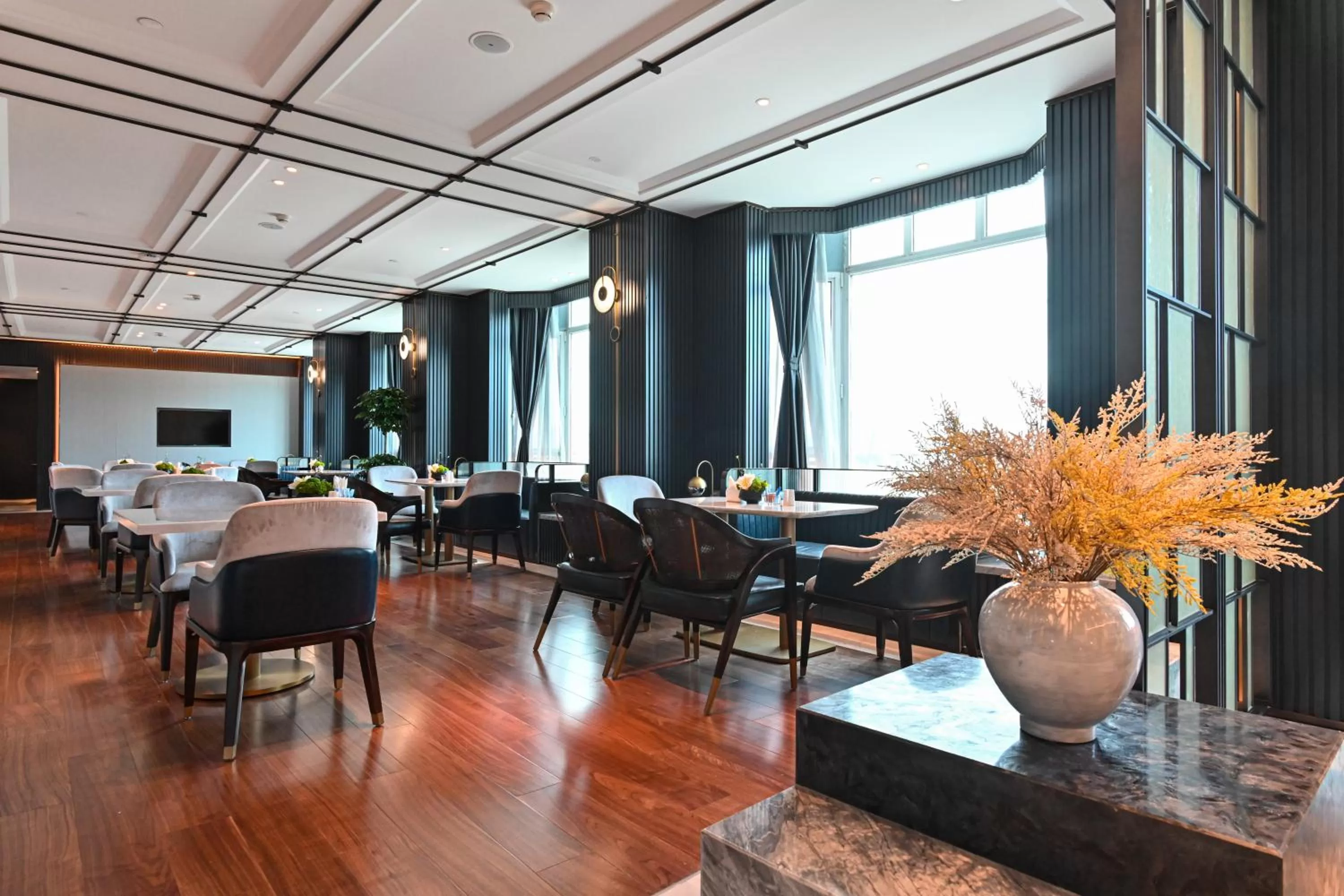 Restaurant/places to eat in Wyndham Qingdao l Free Fixed-Time Shuttle Service Between Hotel and Airport & North Railway Station l Outdoor Children's Amusement Park l 1-Hour Play Snooker or Table Tennis