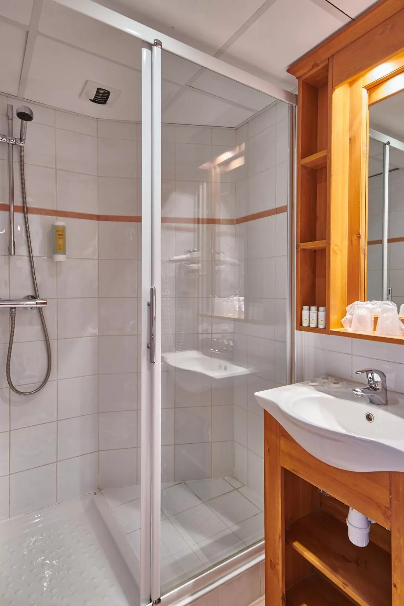 Bathroom in Hôtel Vacances Bleues Les Chalets du Prariand