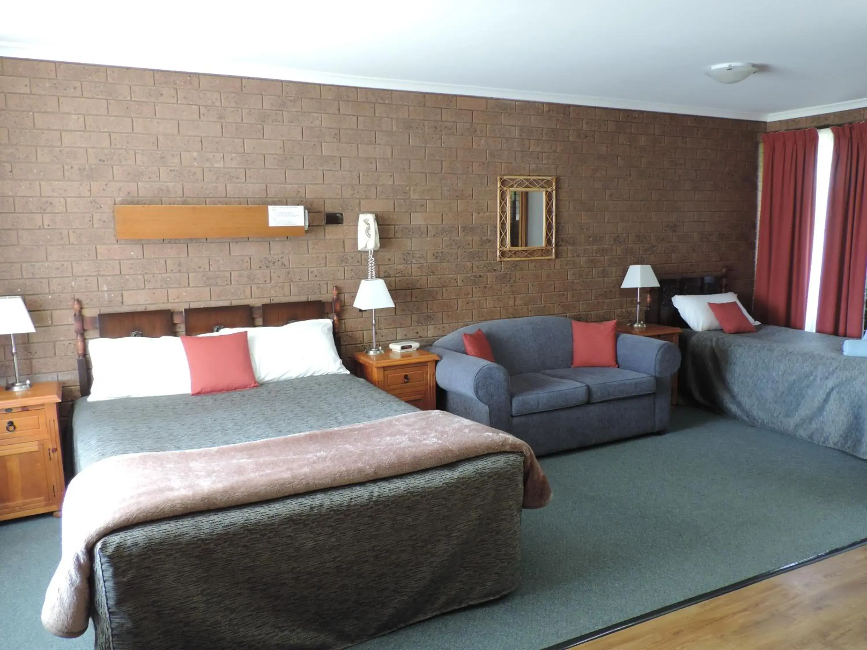 Pet Friendly Superior Queen Room - single occupancy in Greenacres Motel Pet Friendly Superior Queen Room - single occupancy in Greenacres Motel