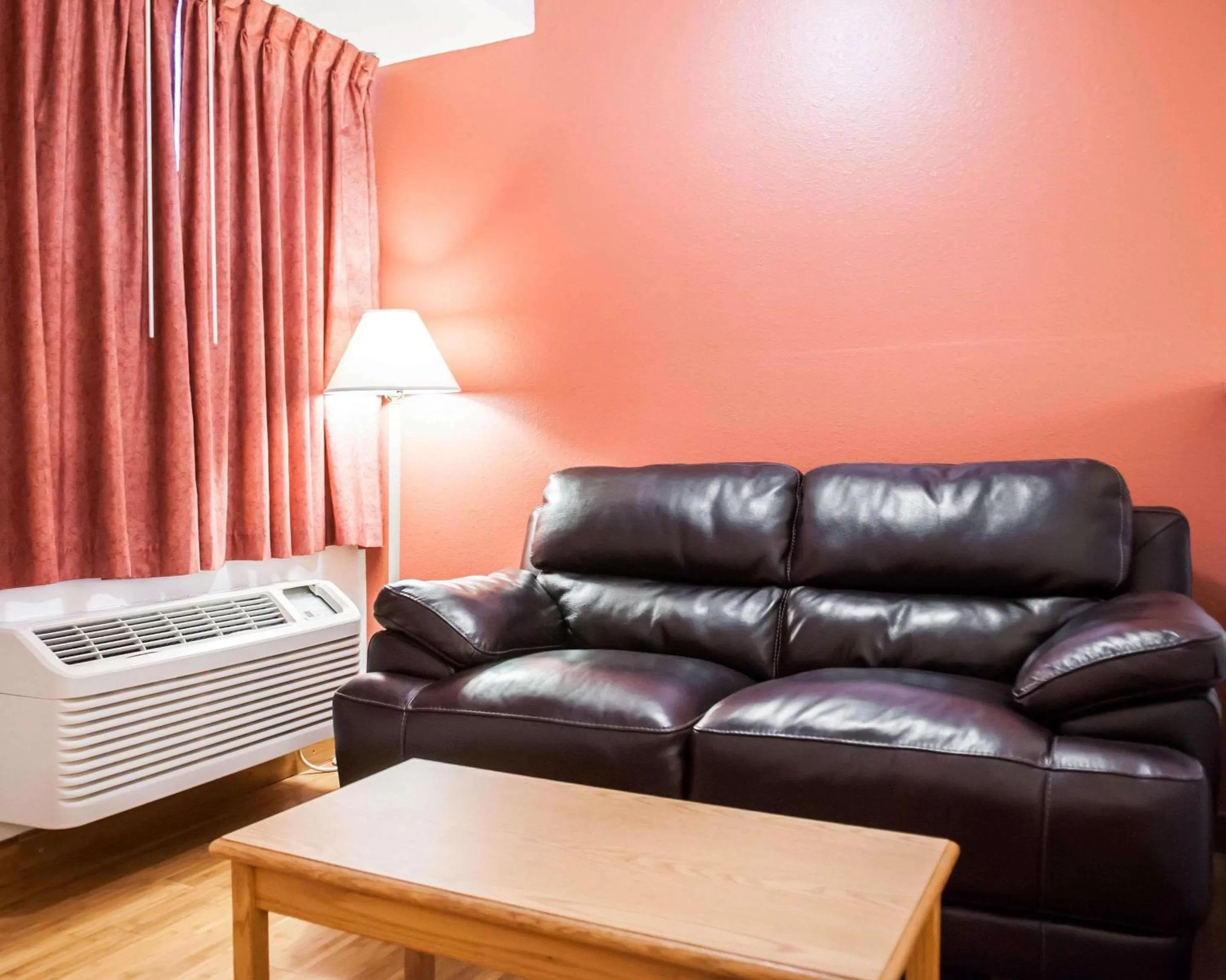 Photo of the whole room, Bed in Econo Lodge Albuquerque Old Town