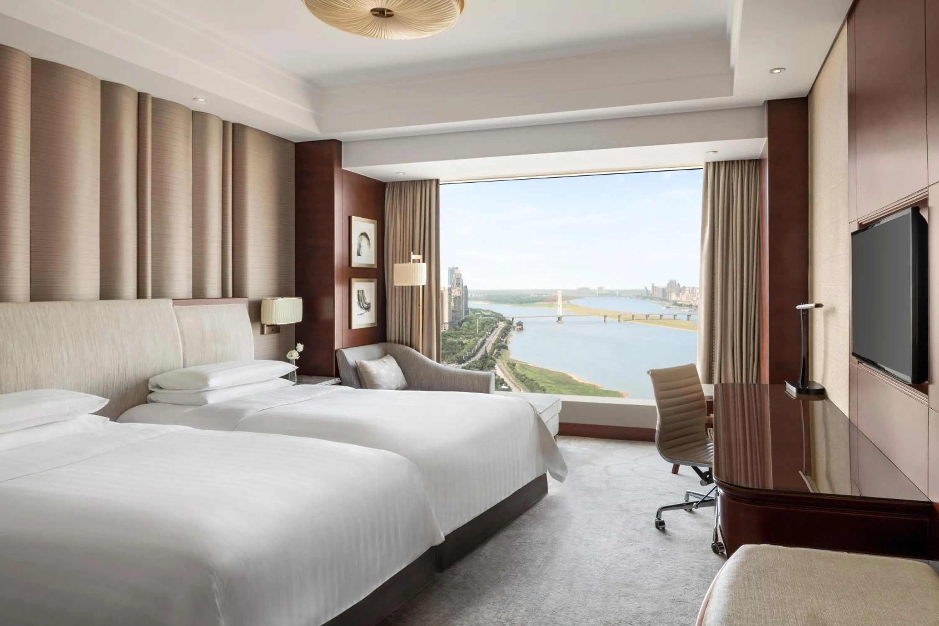 Photo of the whole room, Bed in Shangri-La Nanchang丨All room offer river views Just one stop from the Pavilion of Prince Teng