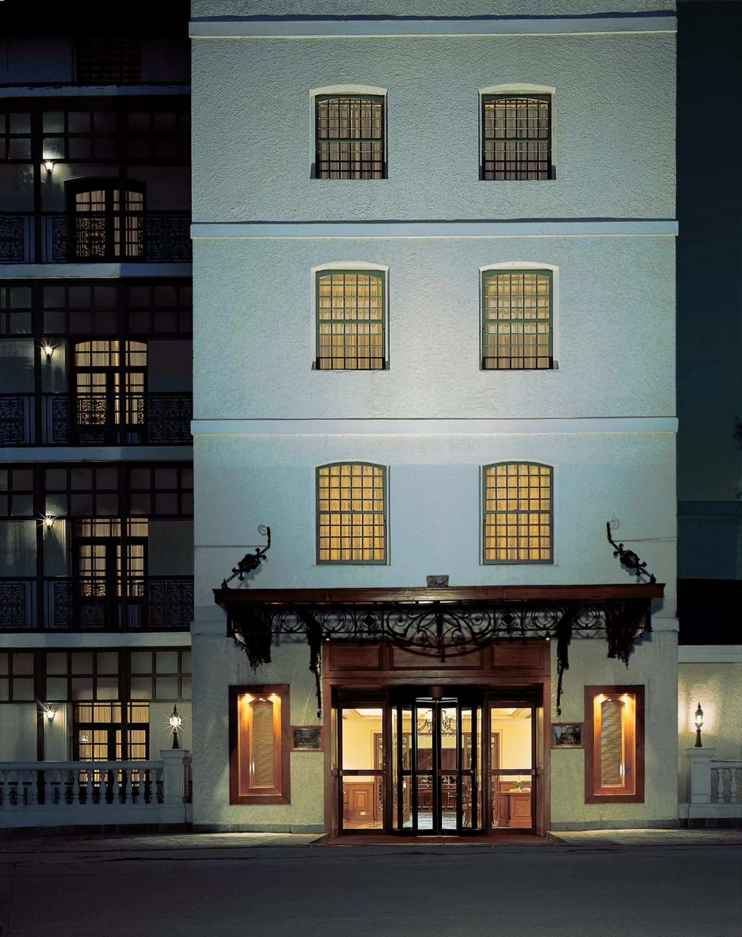 Facade/entrance in The Oberoi Cecil