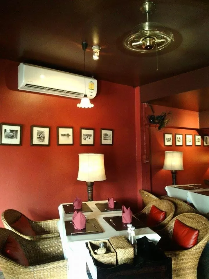 Restaurant/places to eat in Tri Yaan Na Ros Colonial House