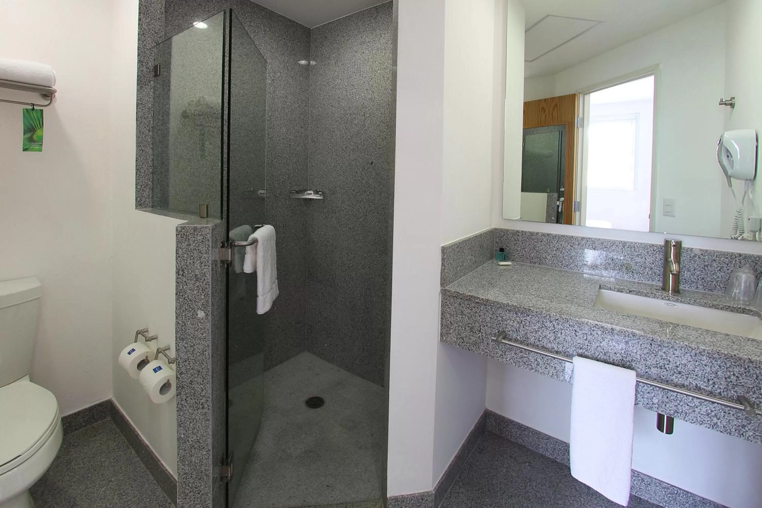 Photo of the whole room in One Guadalajara Periferico Poniente