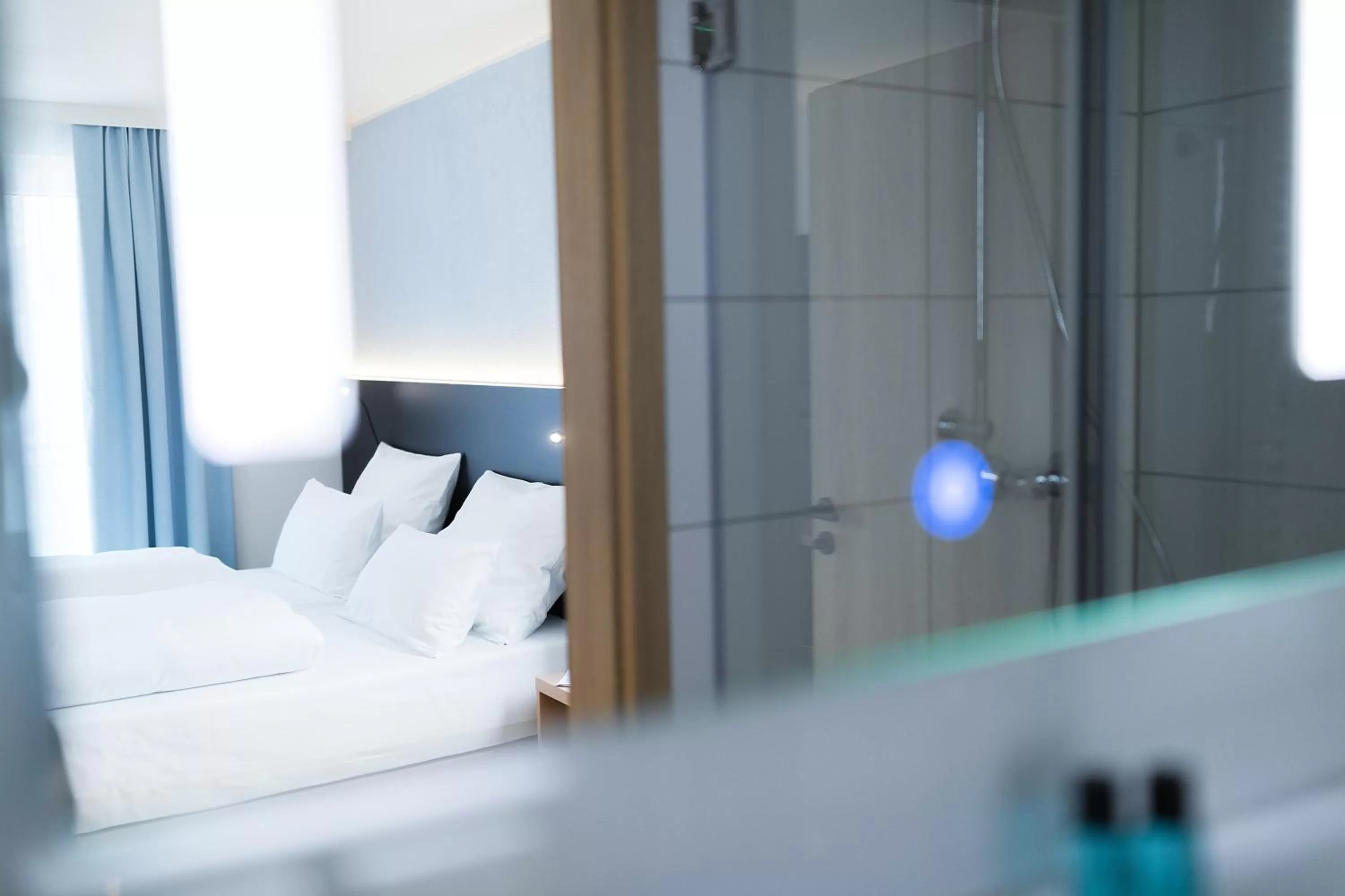 Bed, Bathroom in Hotel U7