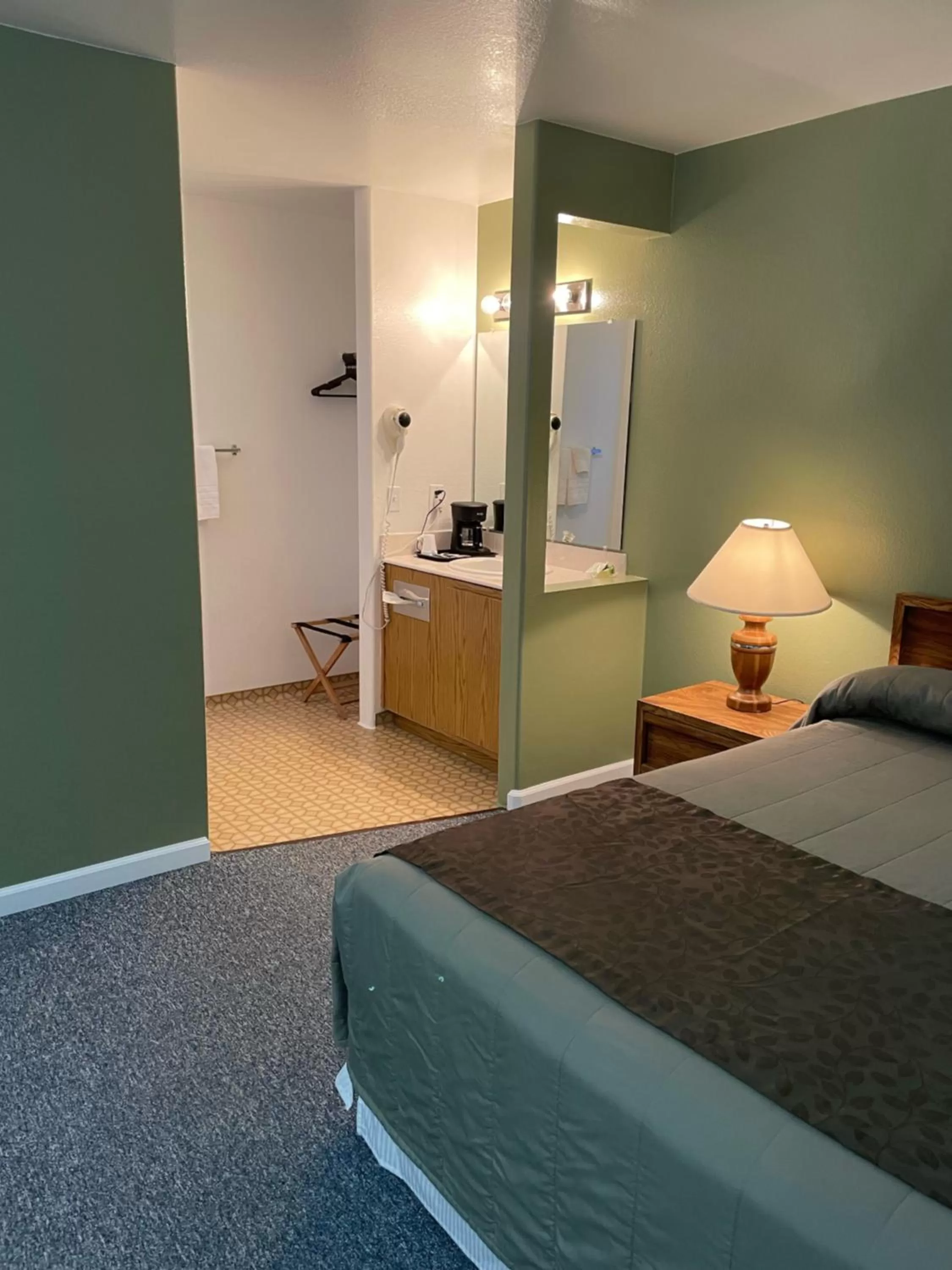 Bed in Murphey's Motel LLC