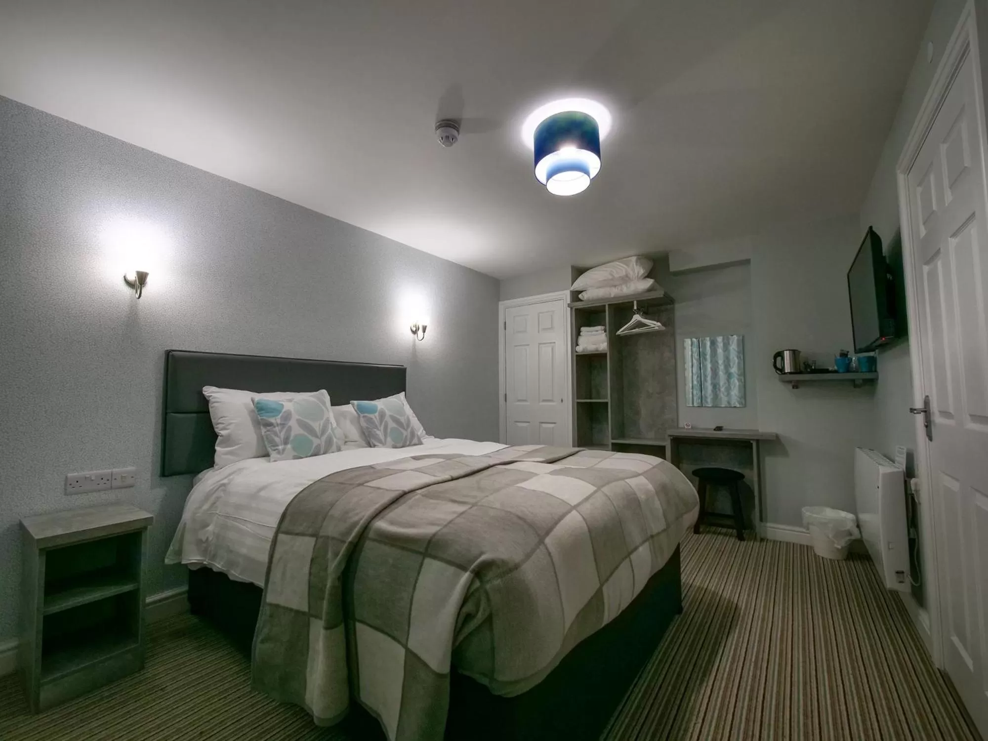 Bed in The Royal Hotel and Bar