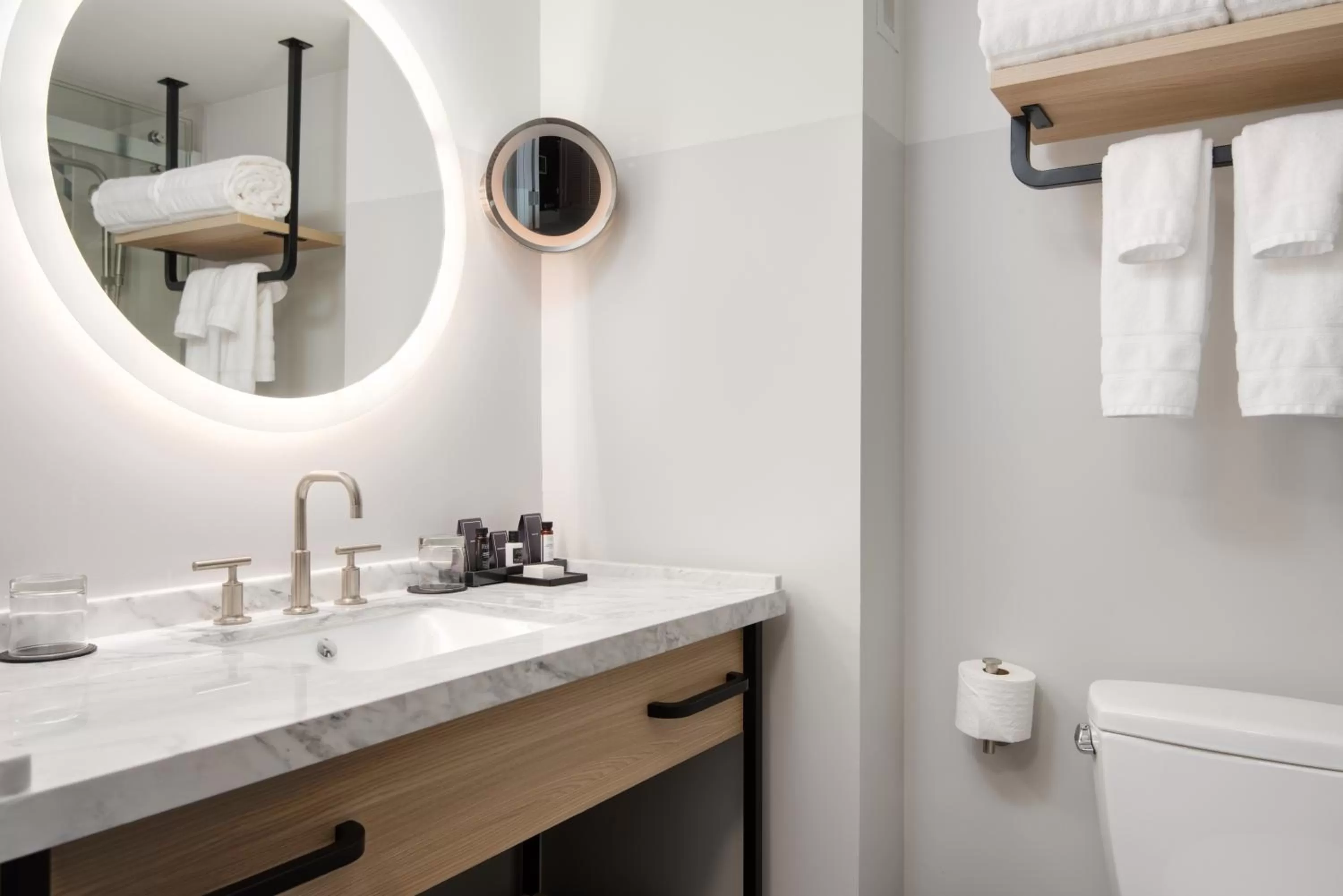 Shower in The Duniway Portland, A Hilton Hotel