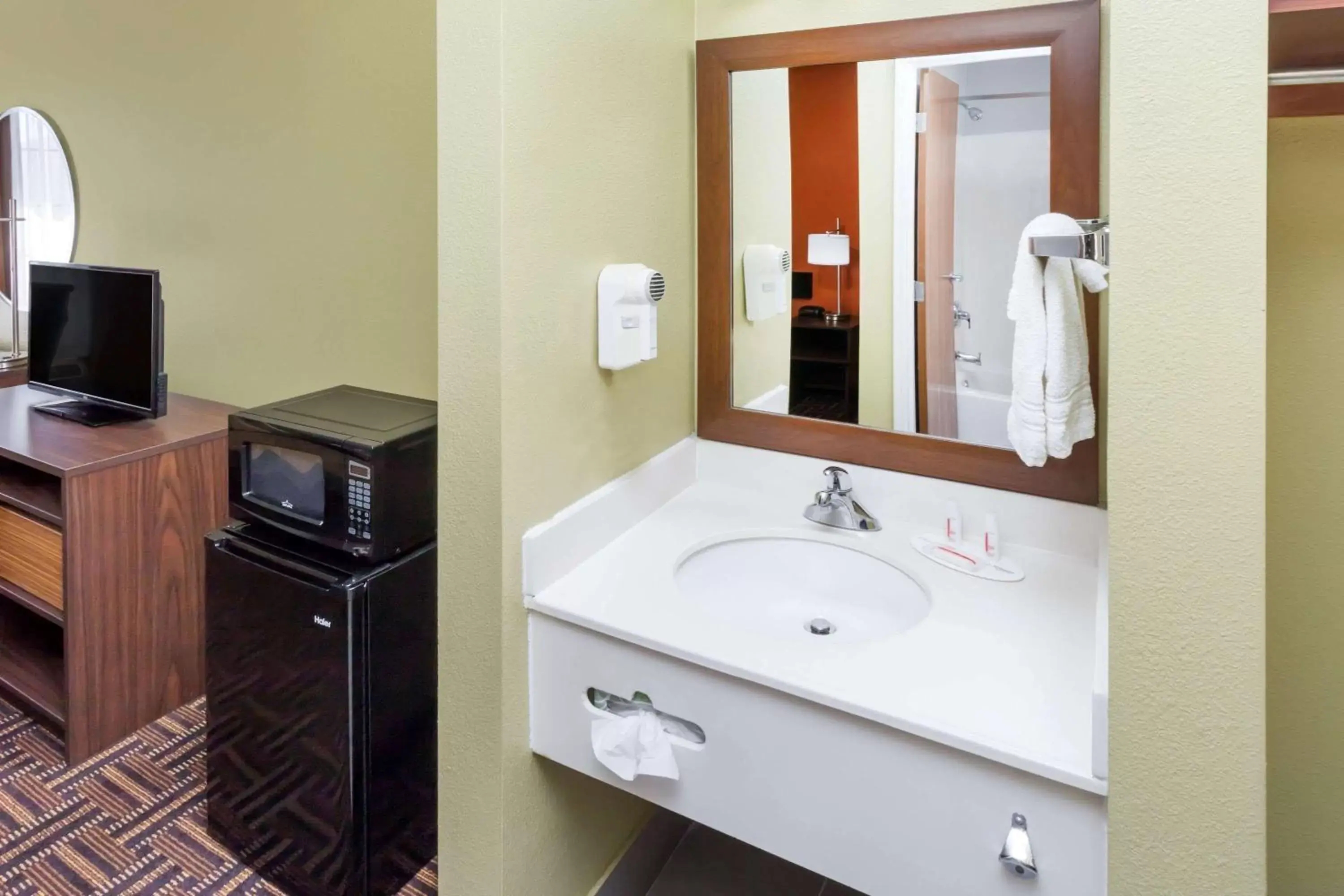 Double Room - Disability Access - Non-Smoking in Super 8 by Wyndham Rochester Double Room - Disability Access - Non-Smoking in Super 8 by Wyndham Rochester