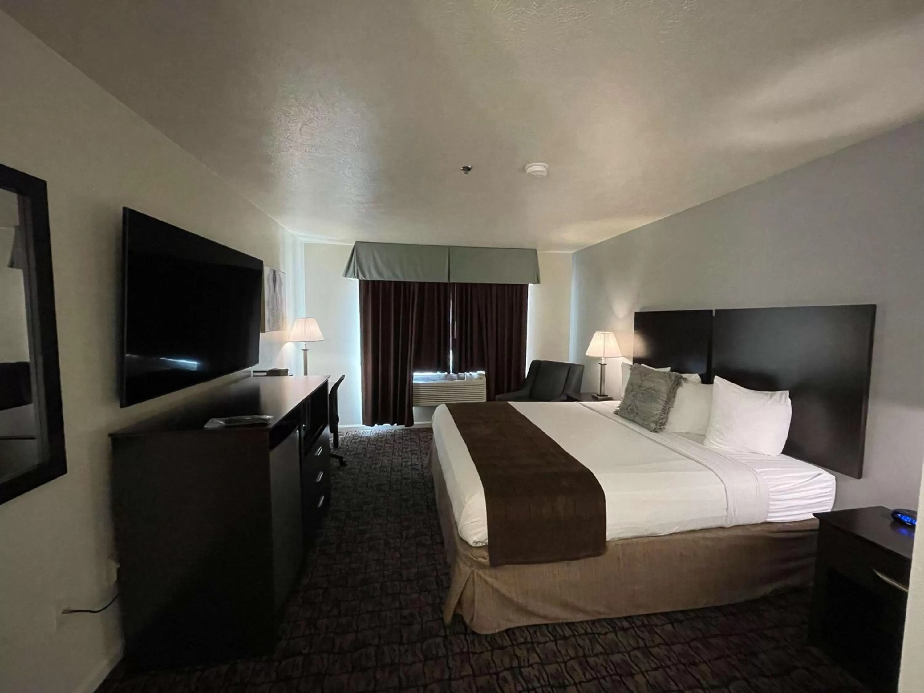 King Room with Roll-in Shower - Disability Access/Non-Smoking in Best Western El Centro Inn