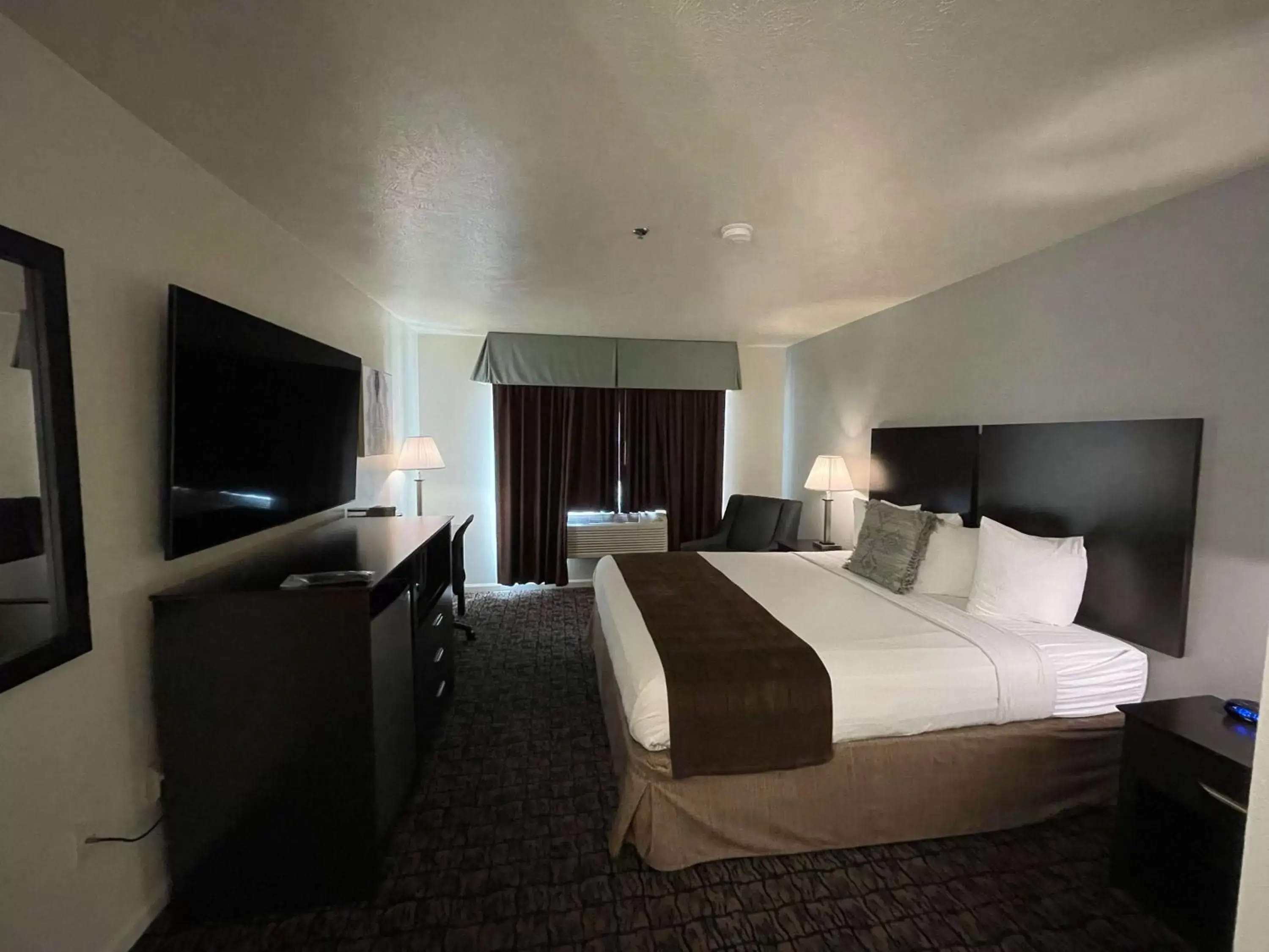 King Room with Roll-in Shower - Disability Access/Non-Smoking in Best Western El Centro Inn King Room with Roll-in Shower - Disability Access/Non-Smoking in Best Western El Centro Inn
