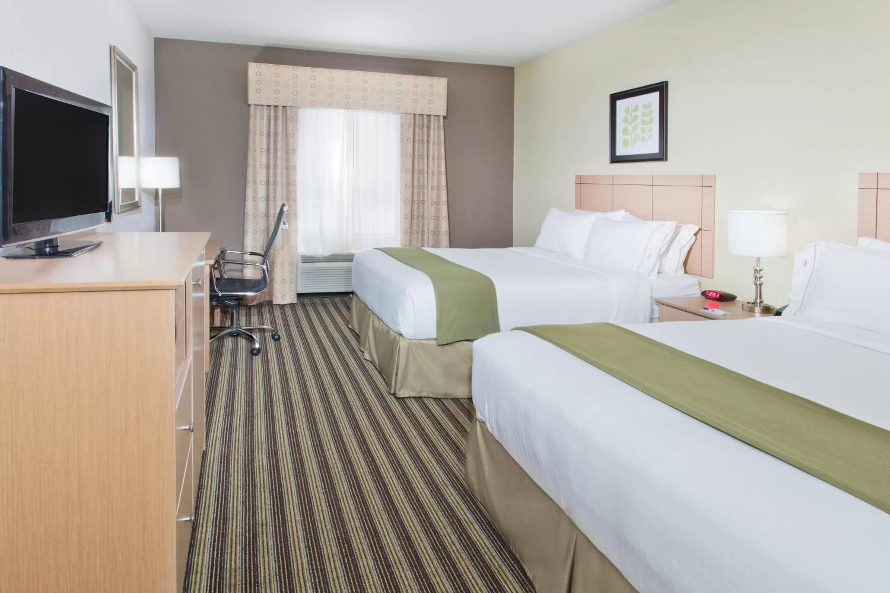 Photo of the whole room, Bed in Holiday Inn Express Hotel & Suites Alvarado by IHG