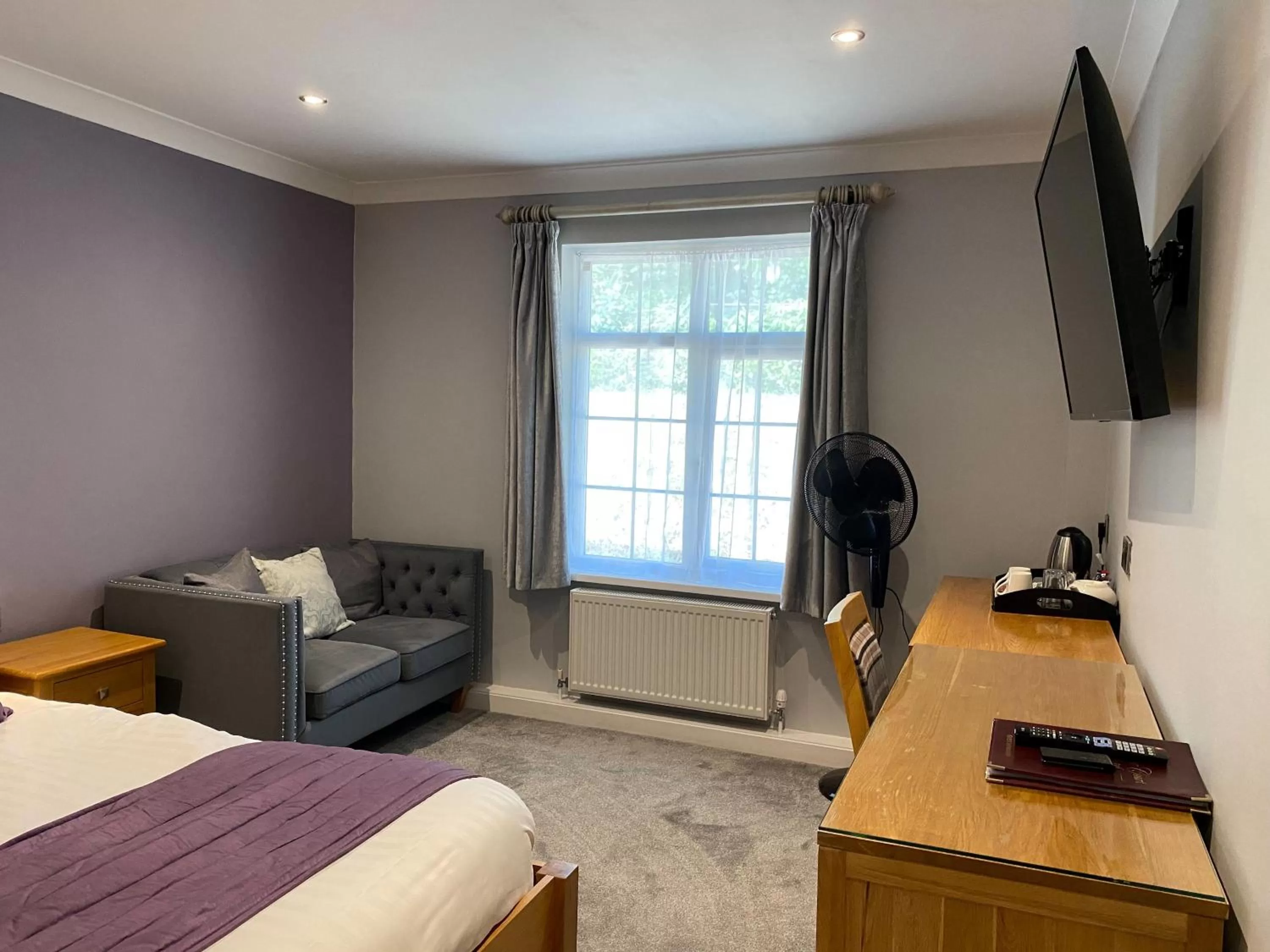 Bedroom, Bed in Exeter Court Hotel