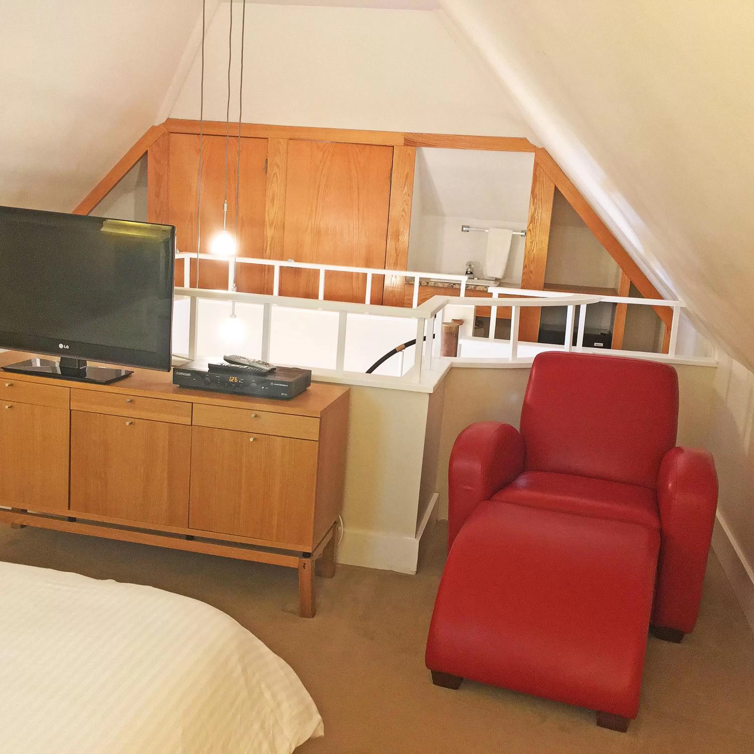 Bed in Morris House Hotel