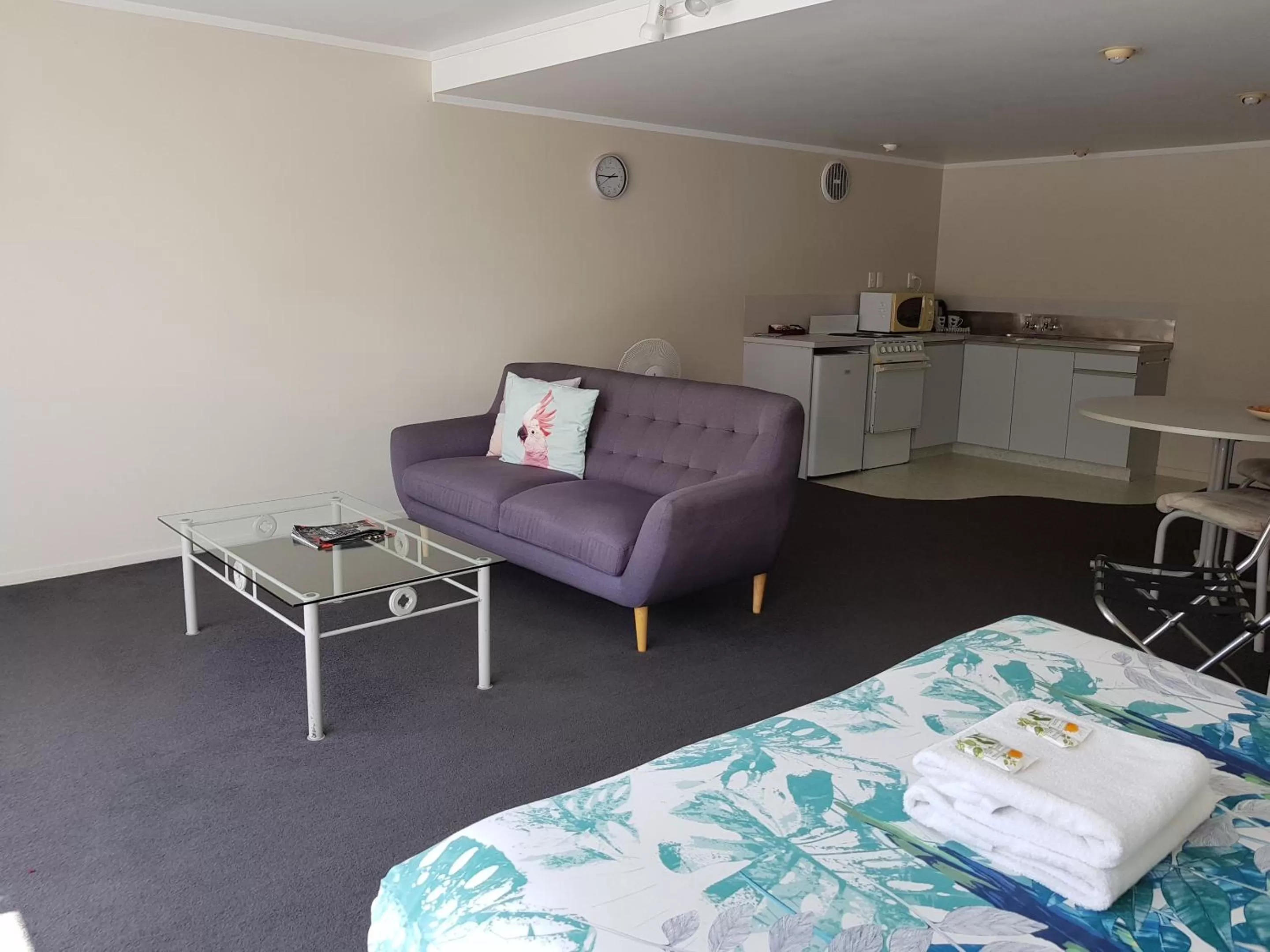 Photo of the whole room, Bed in Aloha Seaview Resort Motel