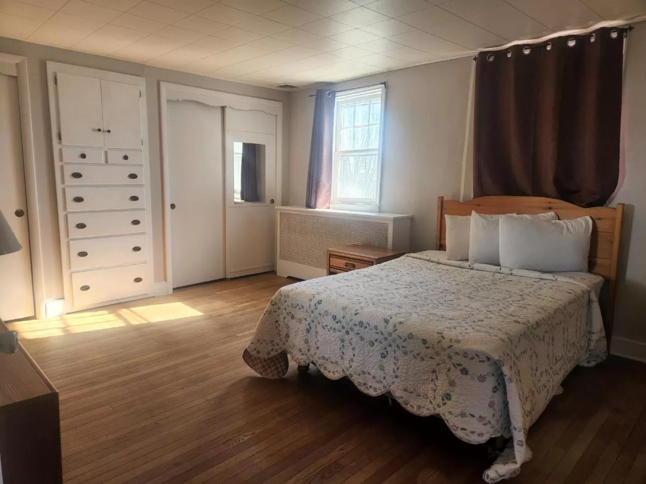 Photo of the whole room, Bed in Spruce Lane Lodge and Cottages