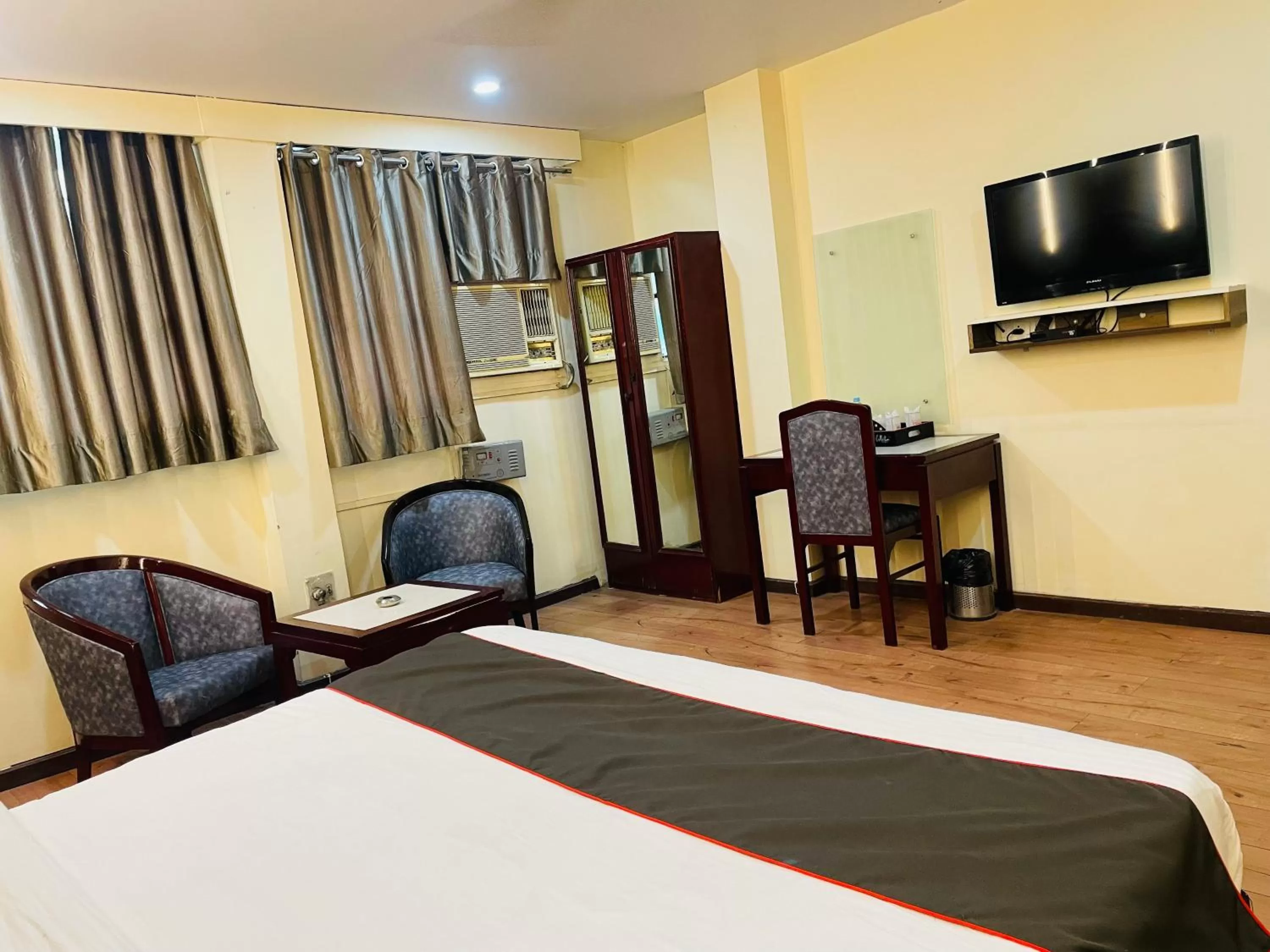 Bed in THE ROYAL PRESIDENCY INN