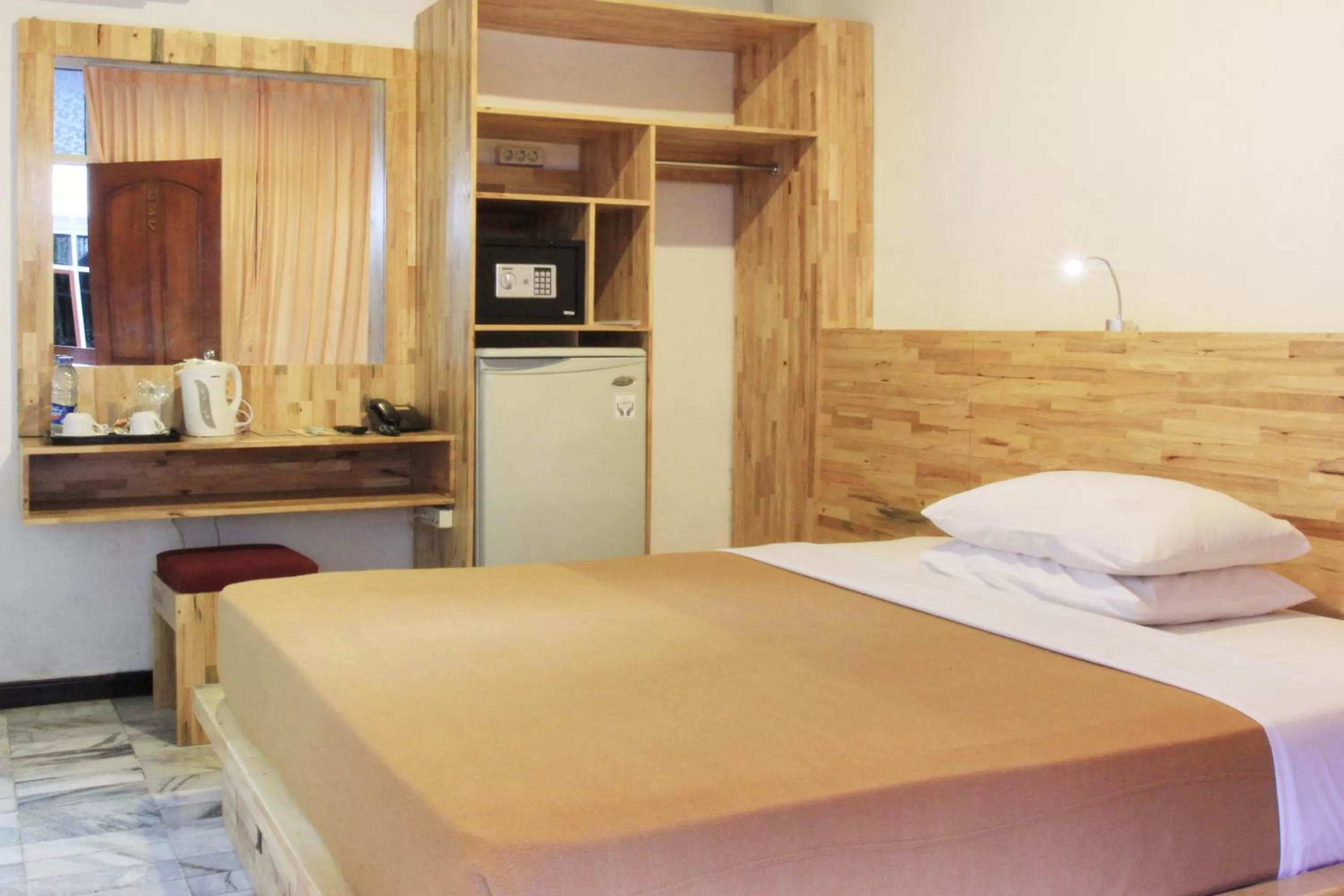 Bedroom, Bed in Hotel Karthi Kuta