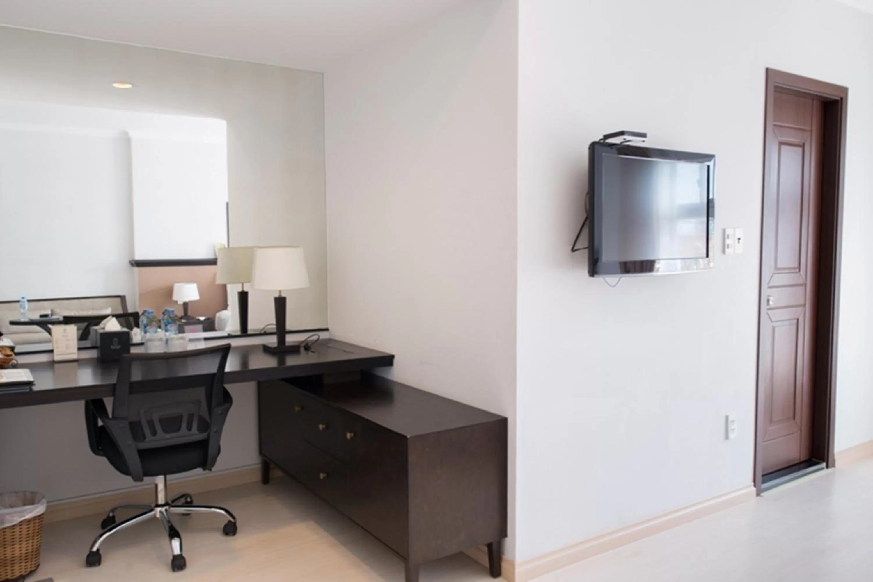 TV and multimedia in The Alcove Library Hotel