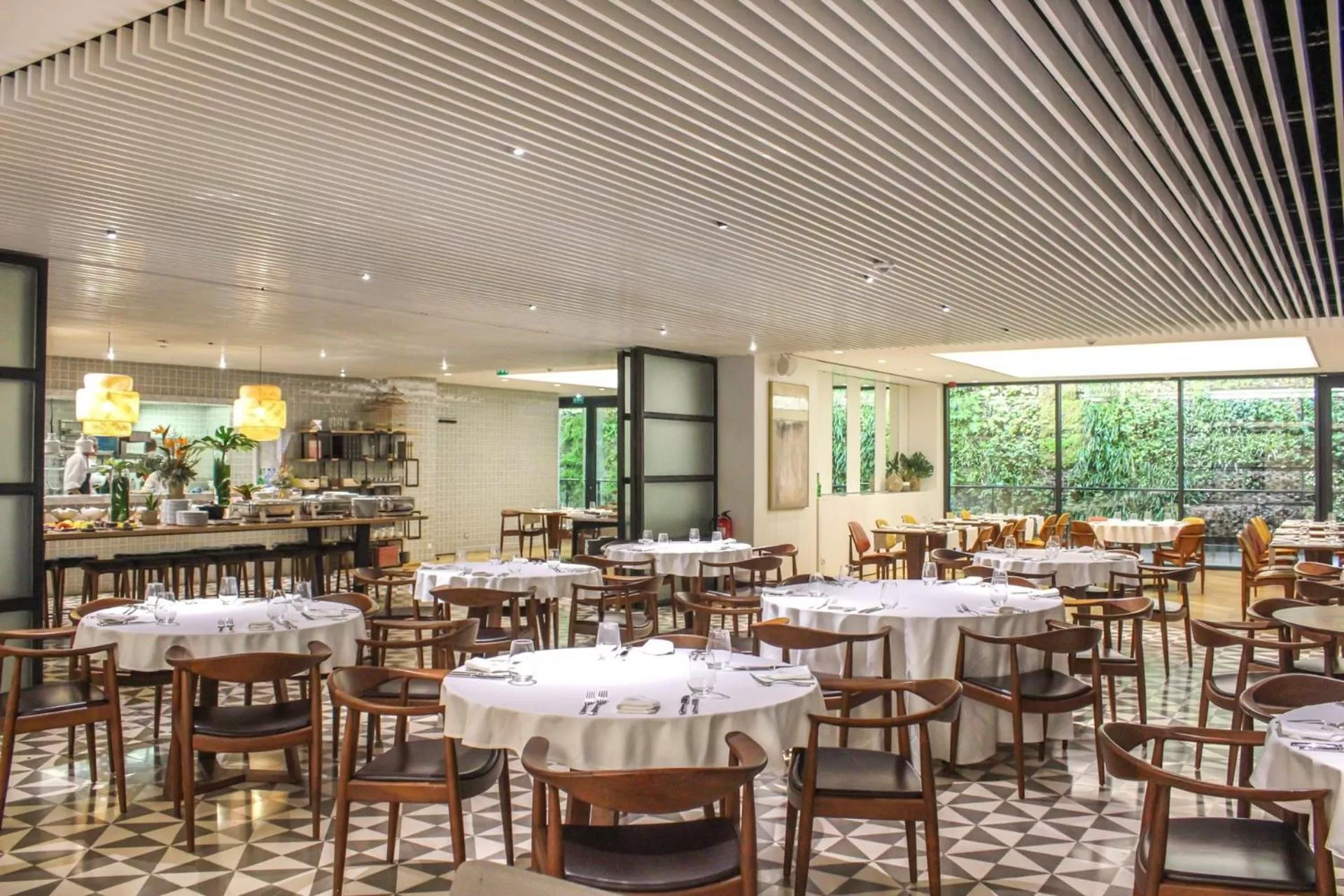 Restaurant/places to eat in Lux Lisboa Park