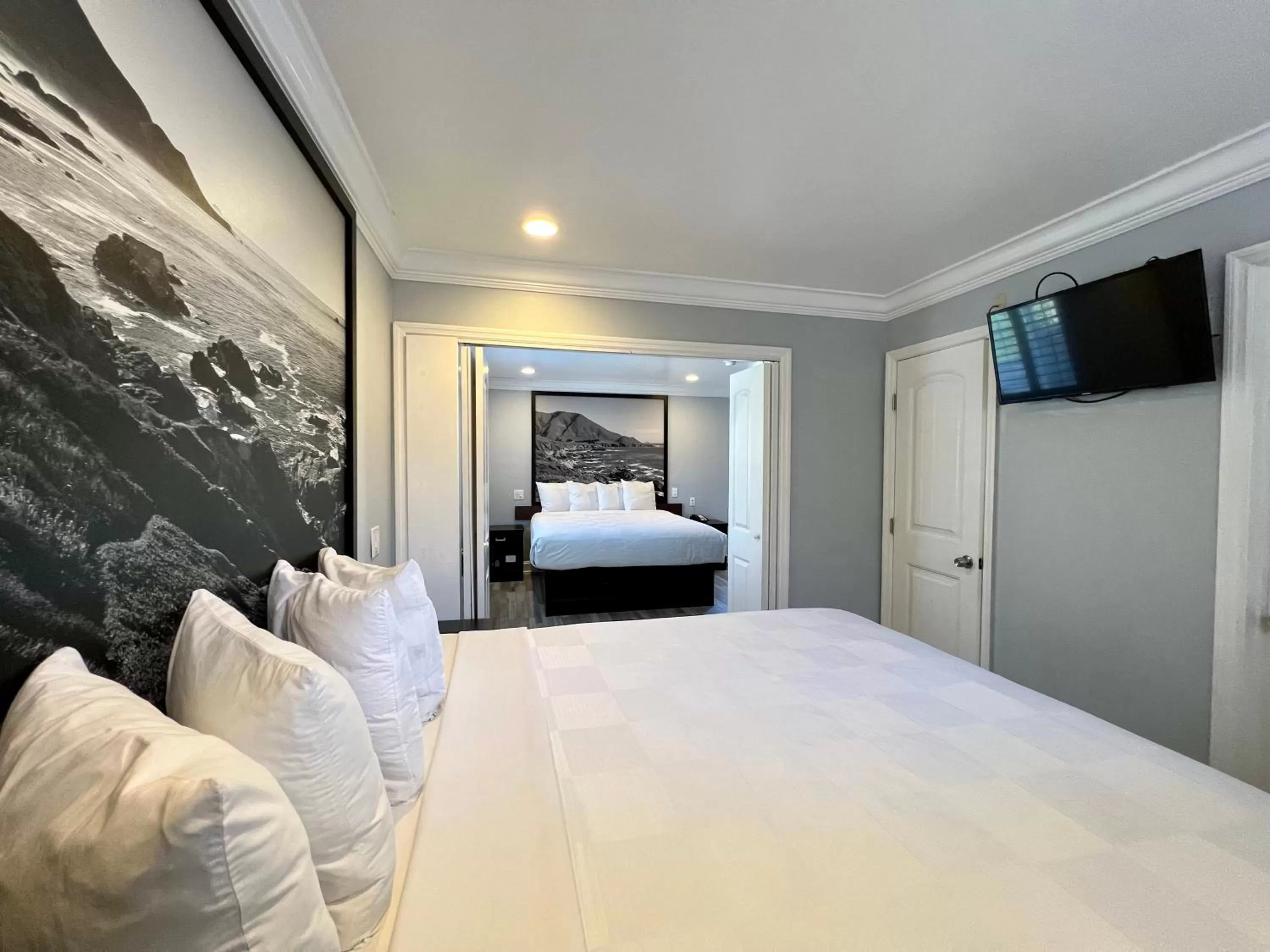 TV and multimedia, Bed in Aura Inn Monterey