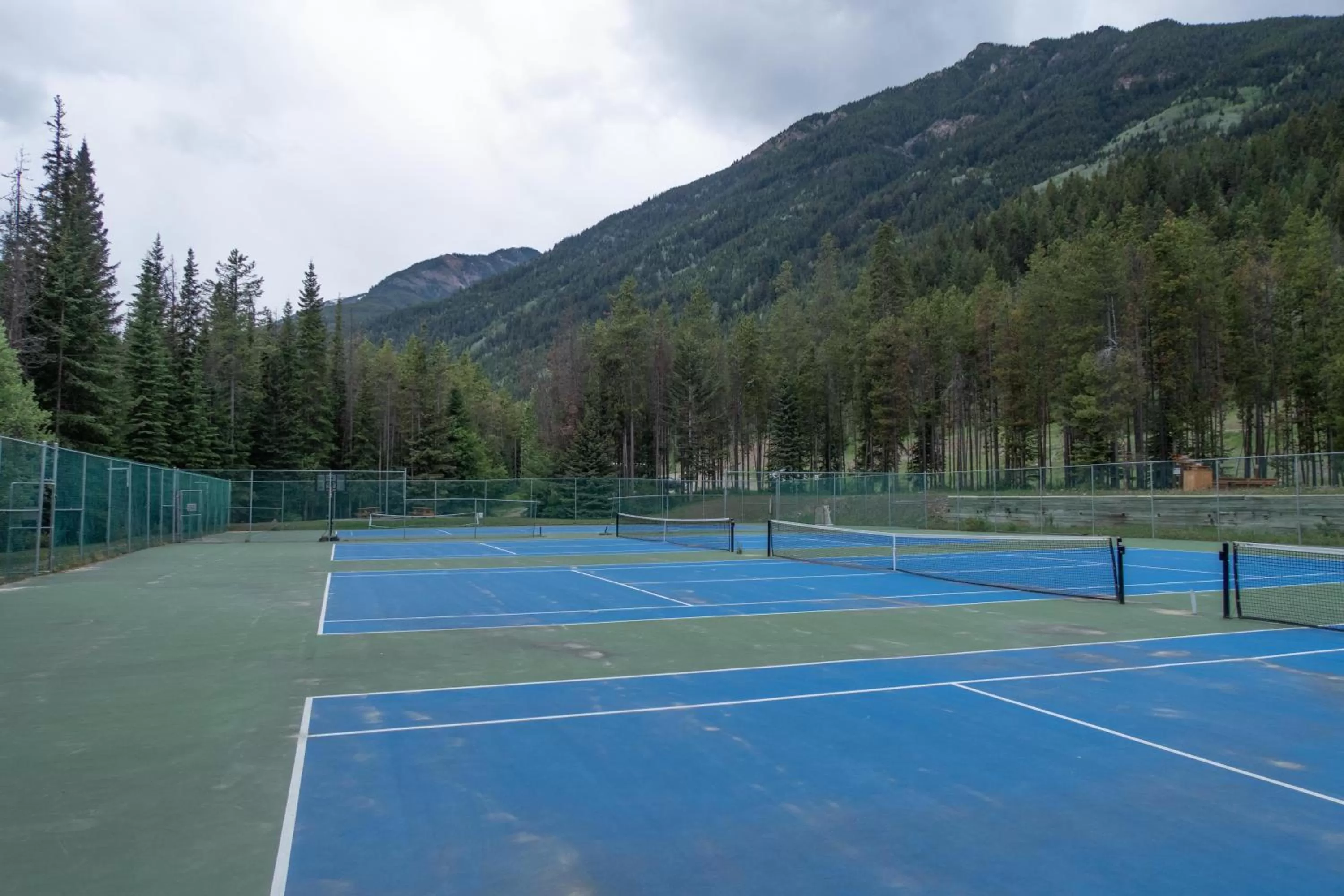 Tennis court in Panorama Vacation Retreat at Horsethief Lodge