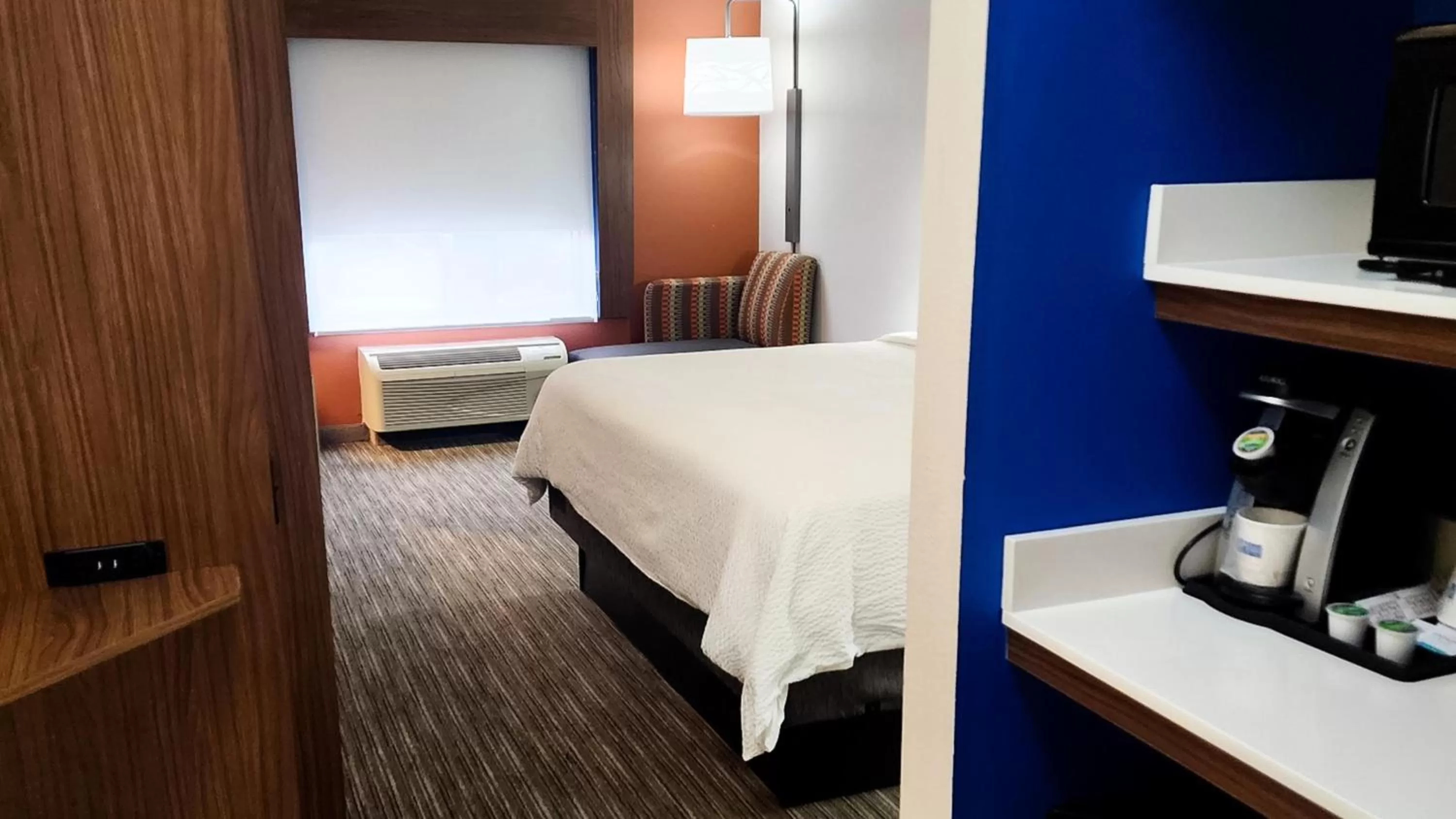 Photo of the whole room, Bed in Holiday Inn Express Hotel & Suites Chicago South Lansing by IHG