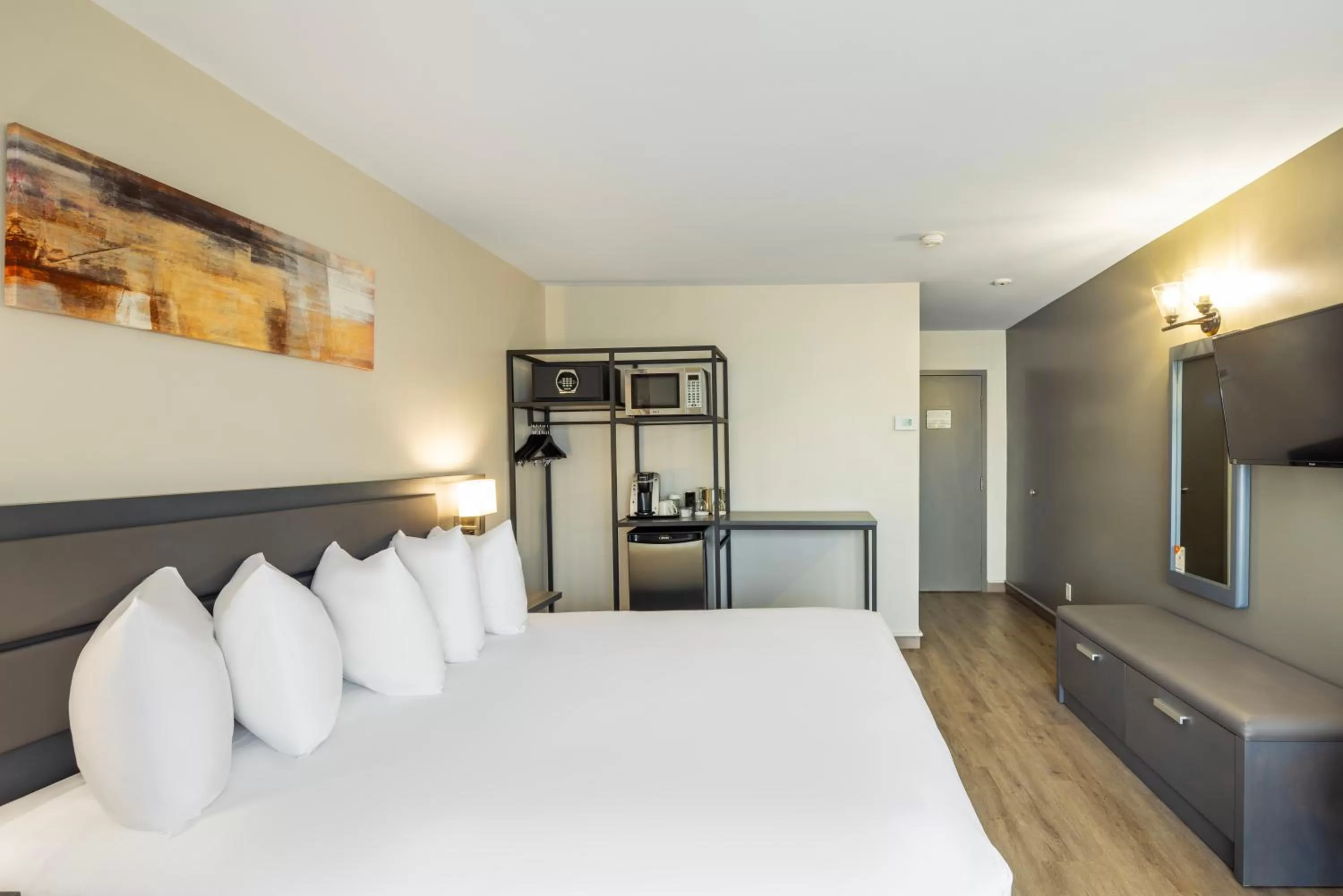 Bedroom, Bed in Les Suites de Laviolette, an Ascend Collection Hotel