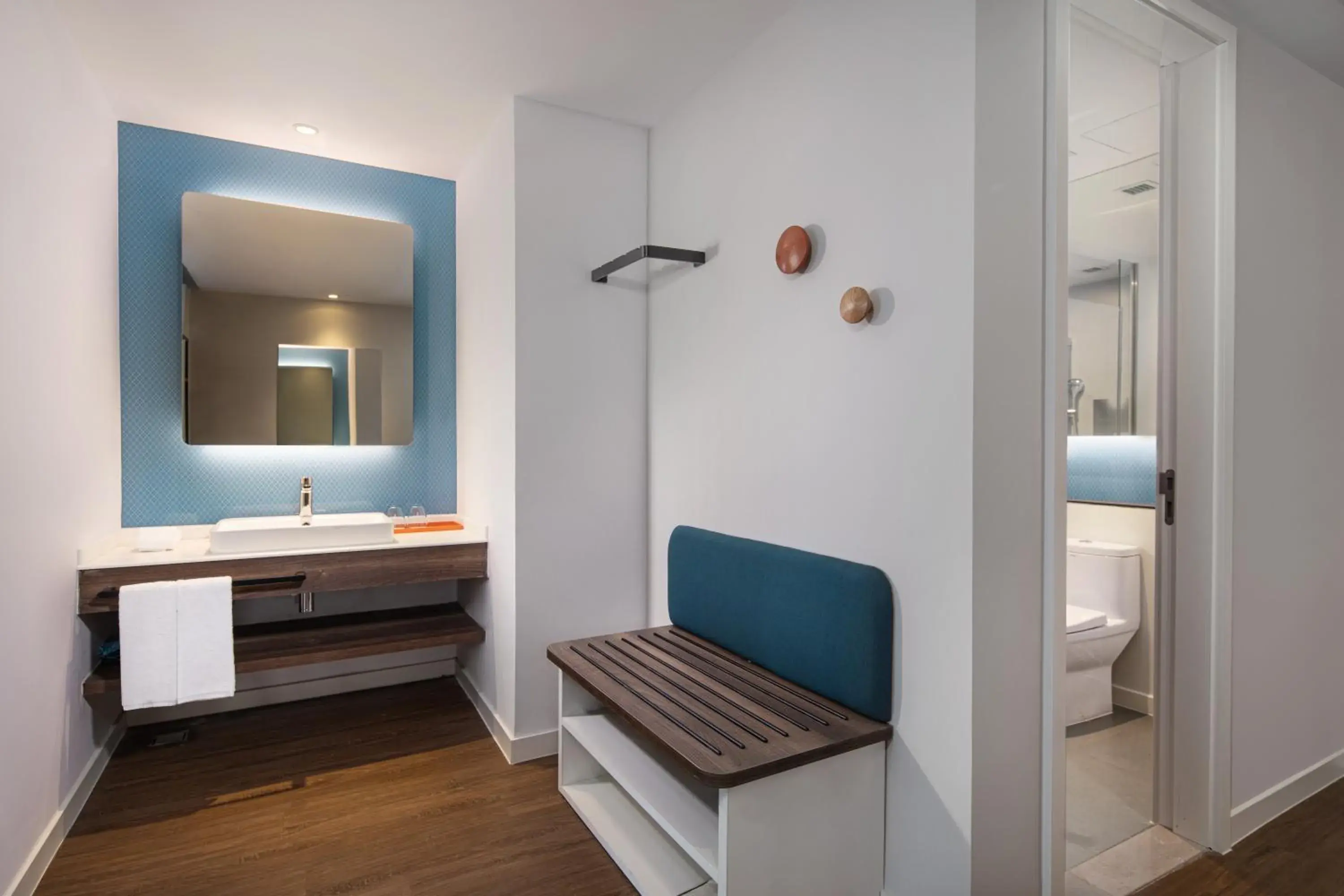 Double Room with Mobility Accessible Roll In Shower in Holiday Inn Express Langfang New Chaoyang by IHG Double Room with Mobility Accessible Roll In Shower in Holiday Inn Express Langfang New Chaoyang by IHG
