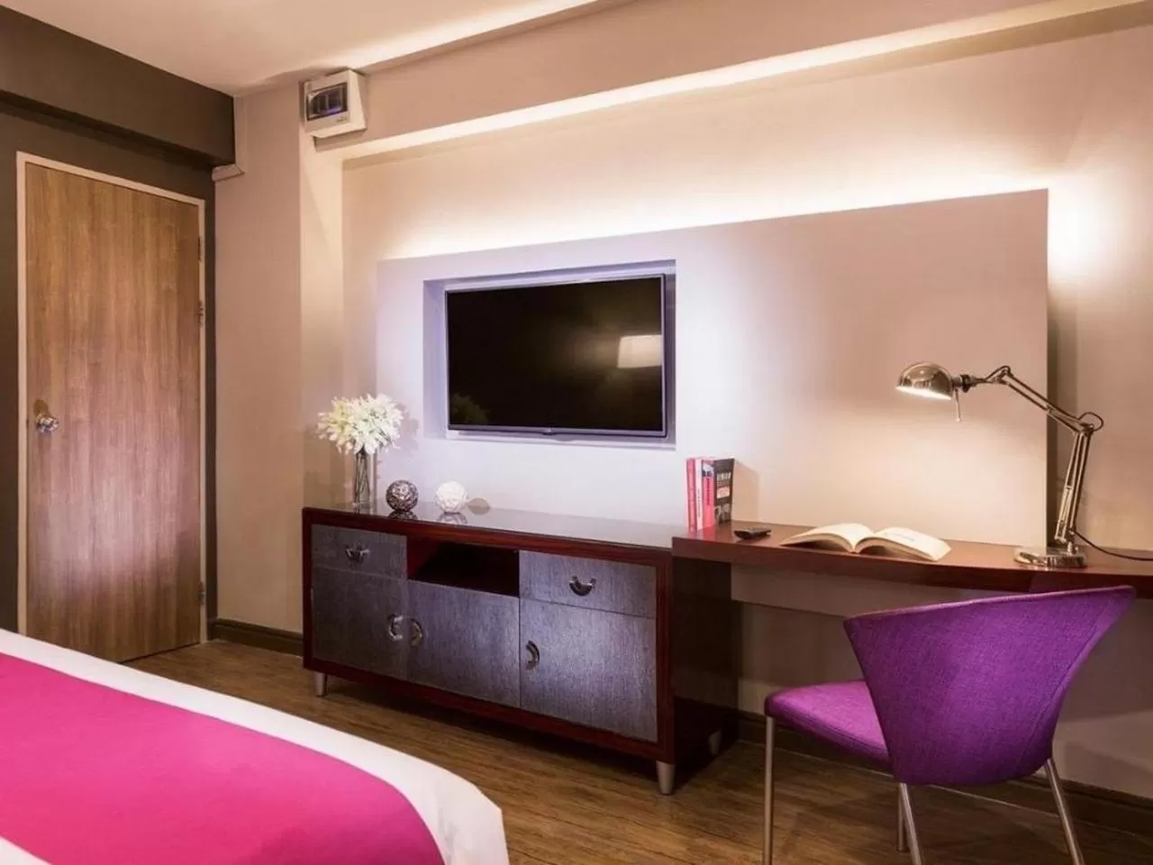 TV and multimedia, Bed in Ratchada Point Hotel