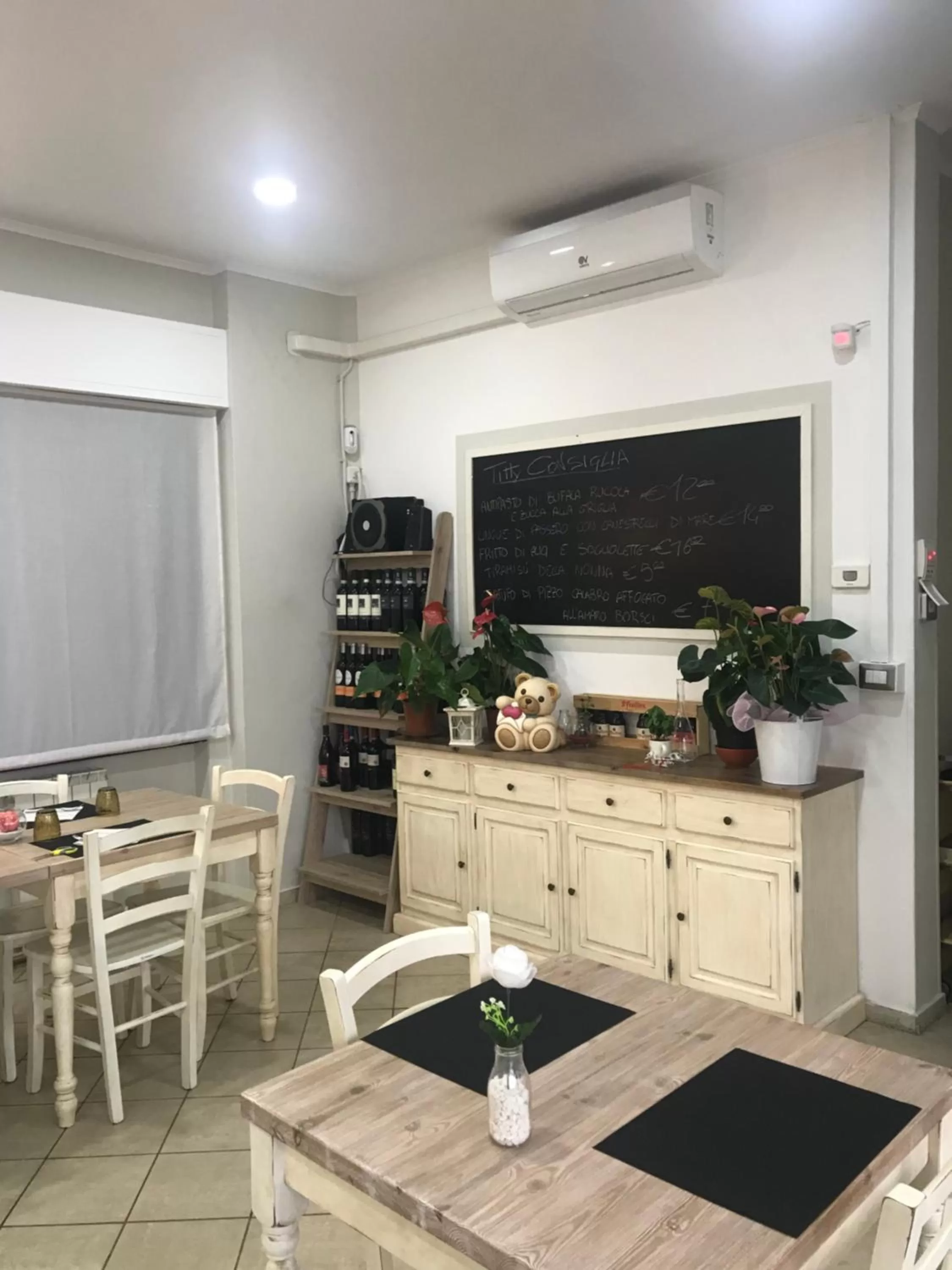 TV/Entertainment Center in A casa di Titty