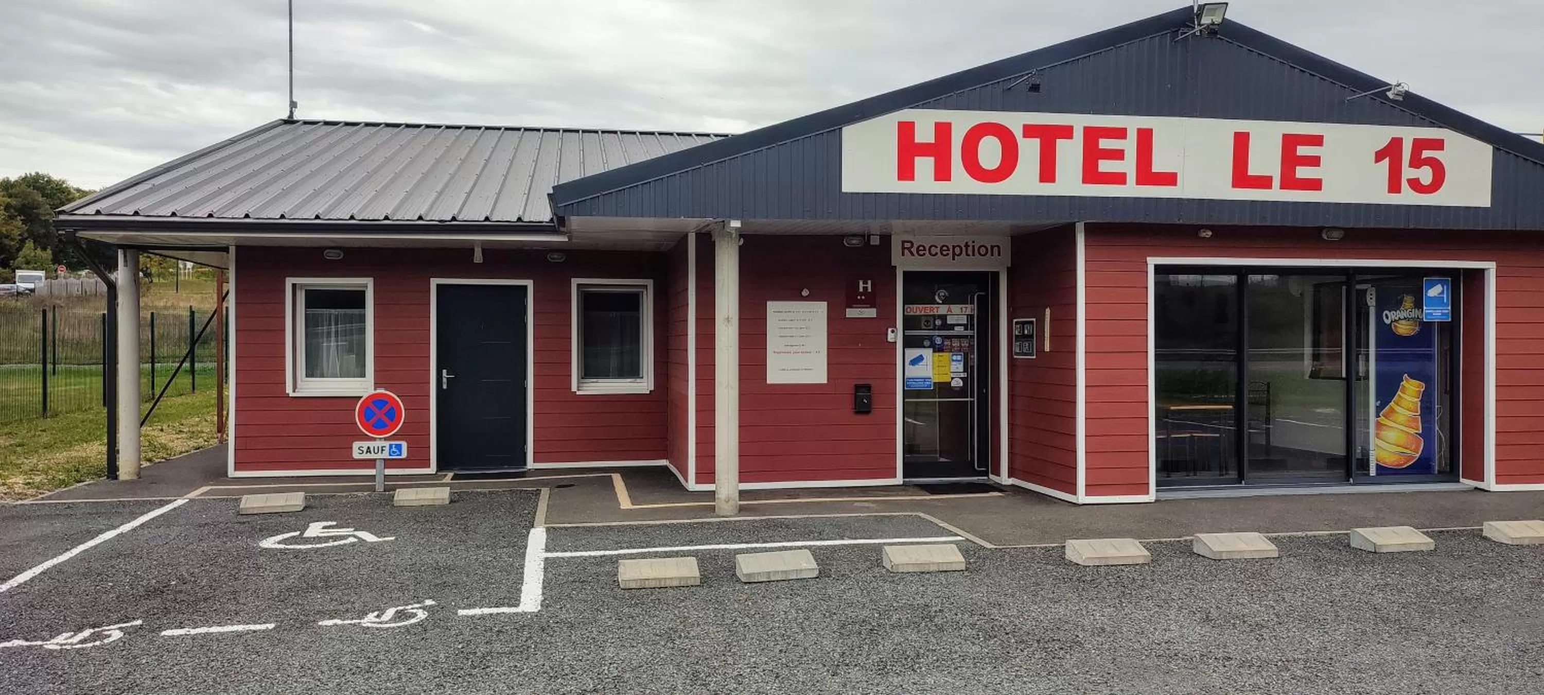 Property building in Hôtel Le 15 Périgueux proximité A 89