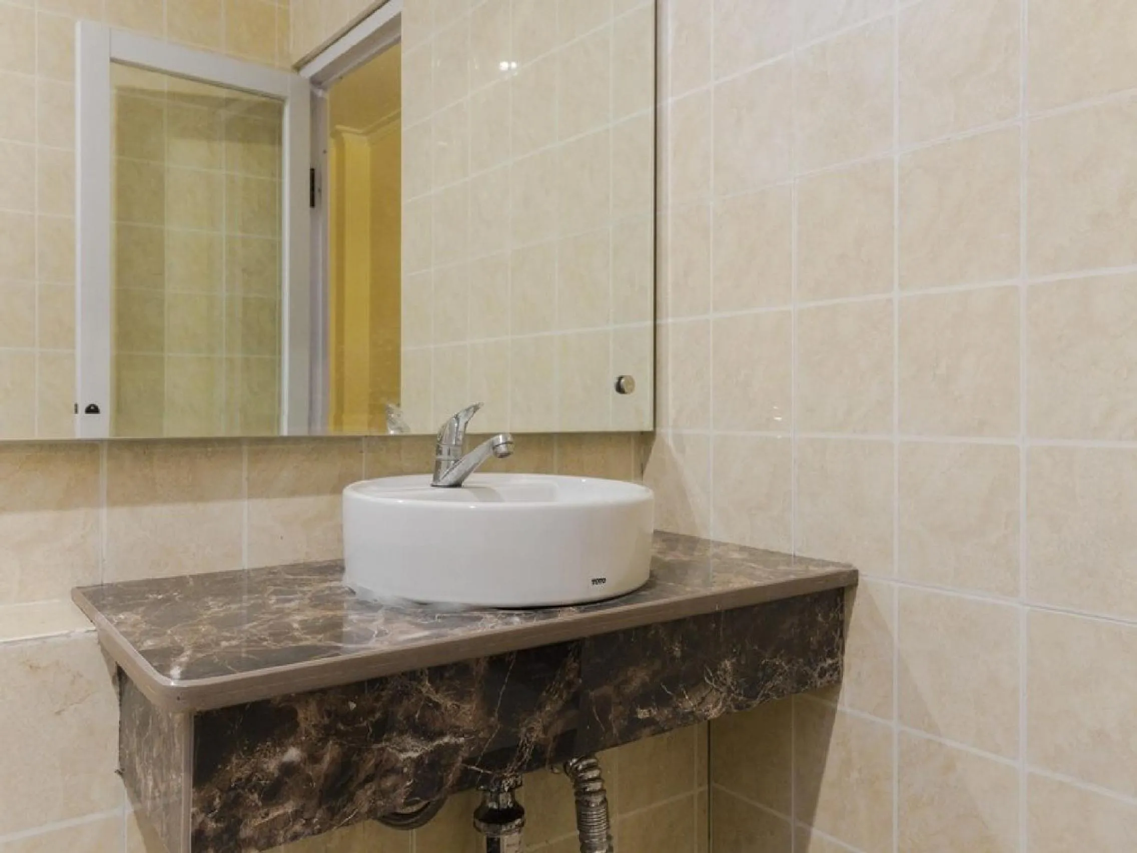 Bathroom in RedDoorz Plus at Boulevard Panakkukang Makassar