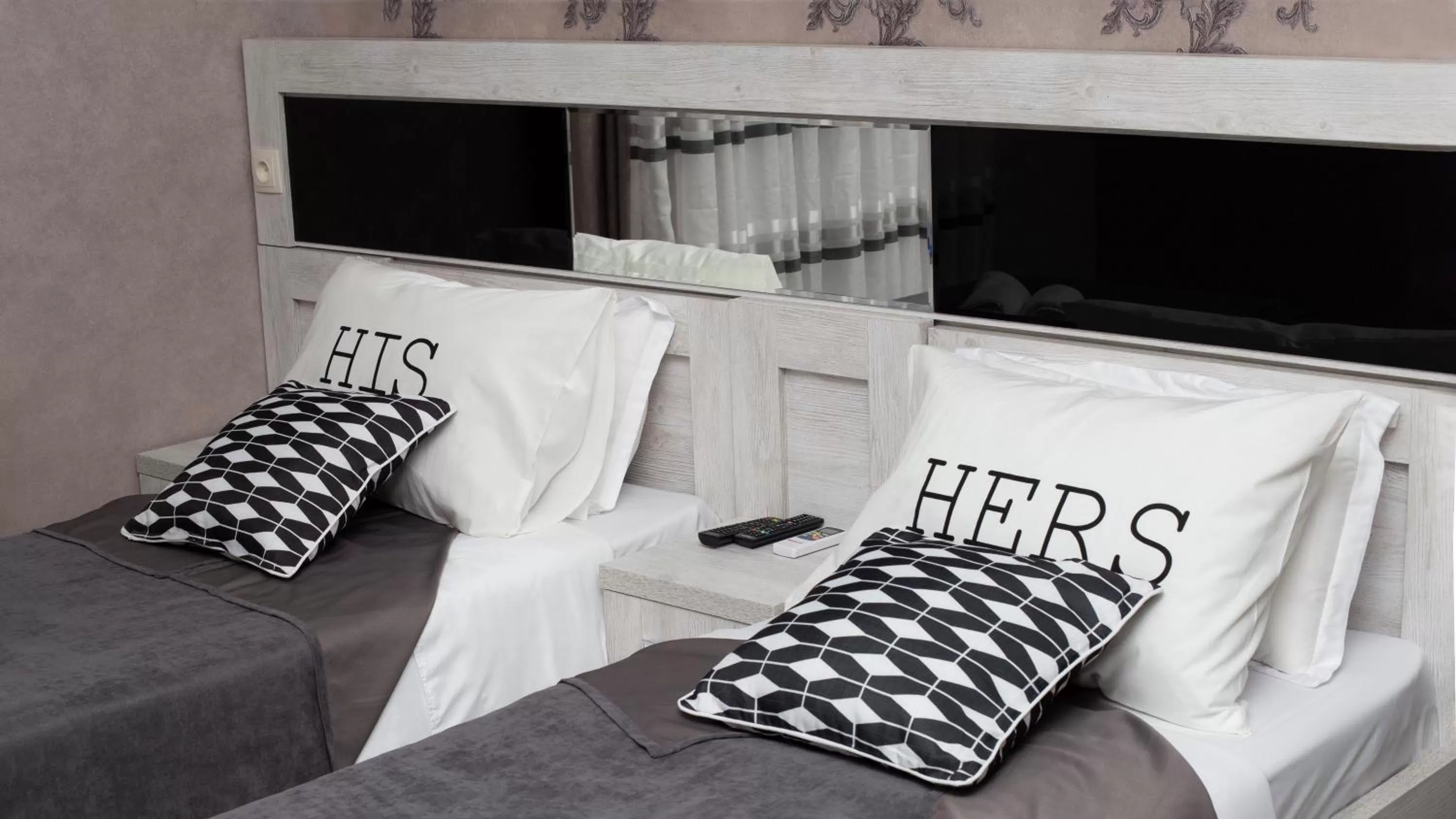 Bed, TV/Entertainment Center in Teatron